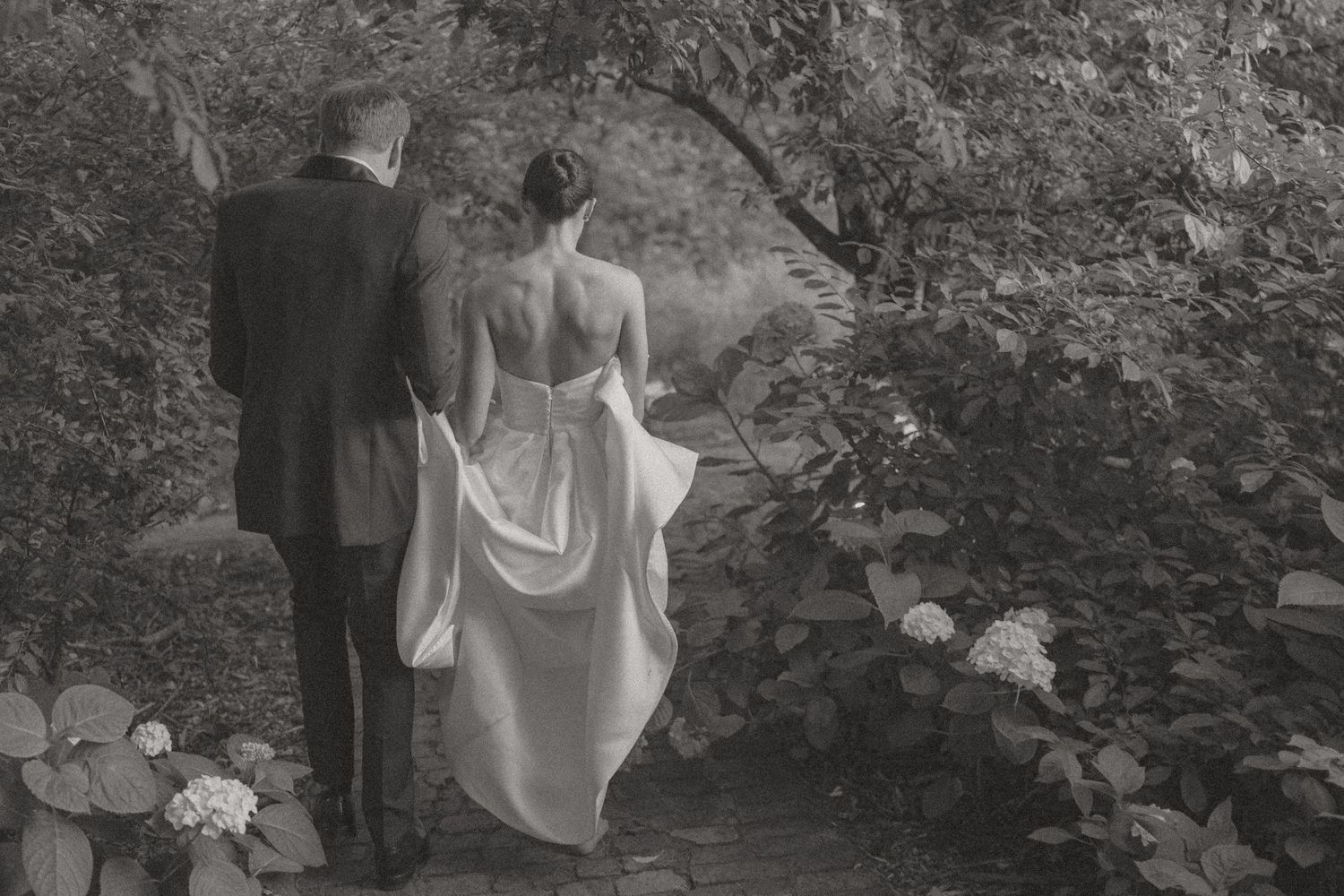 Timeless, sexy, and editorial wedding photography from Cape Town at Johannesdal.1207.masterful planning by Kiona Events with Fleurlecordeur