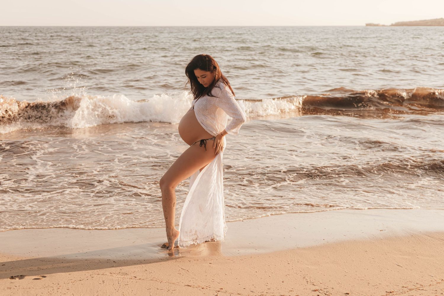 Photographe grossesse Marignane, shooting grossesse en extérieur dans les Bouches-du-Rhône en Provence PACA golden hour