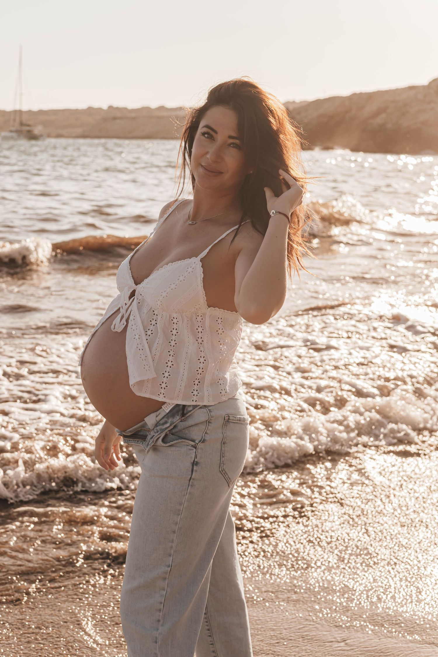 Photographe grossesse Marignane, shooting grossesse en extérieur dans les Bouches-du-Rhône en Provence PACA à la plage Côte Bleu