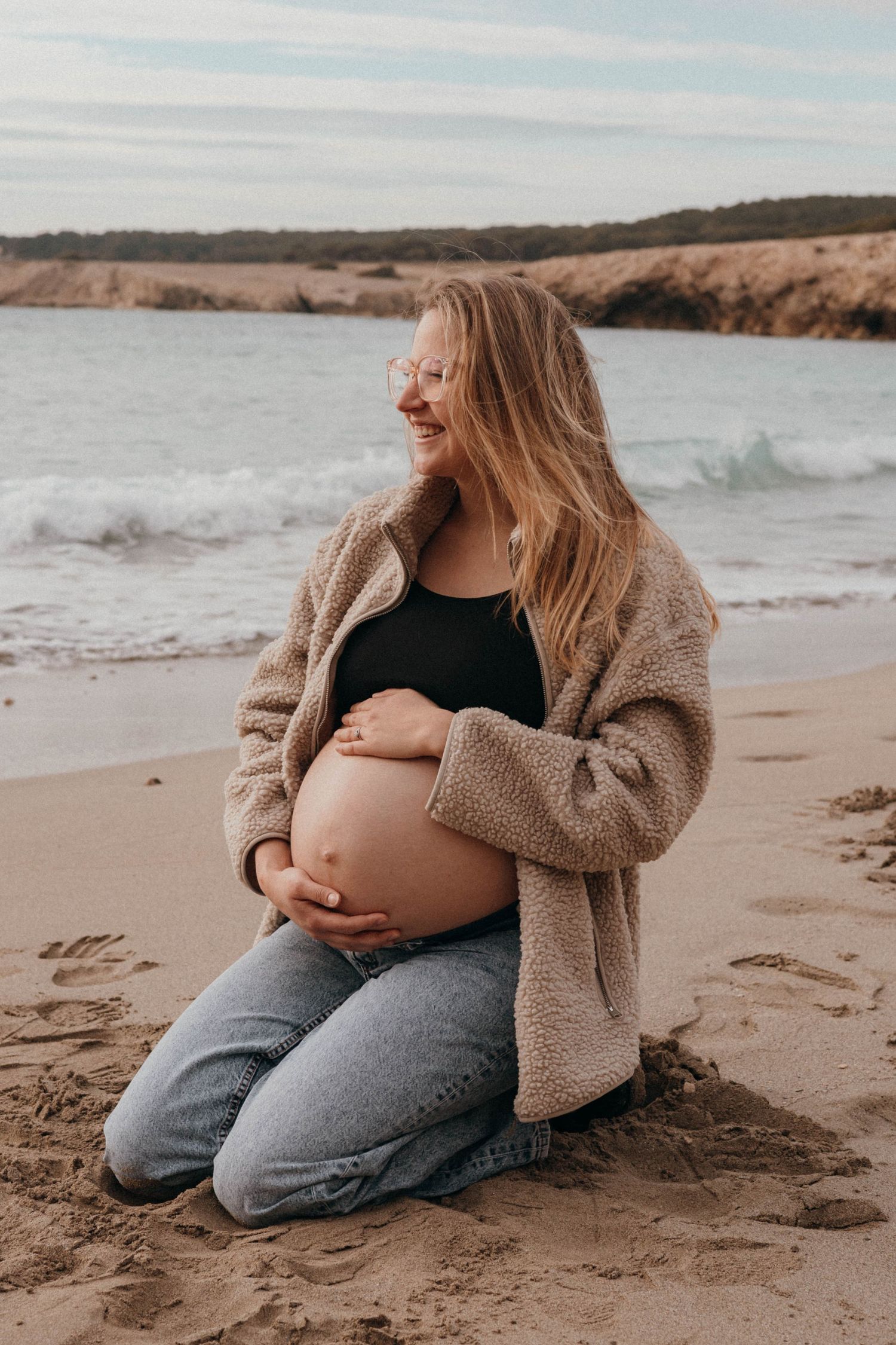 Photographe grossesse Marignane, shooting grossesse en extérieur dans les Bouches-du-Rhône en Provence PACA