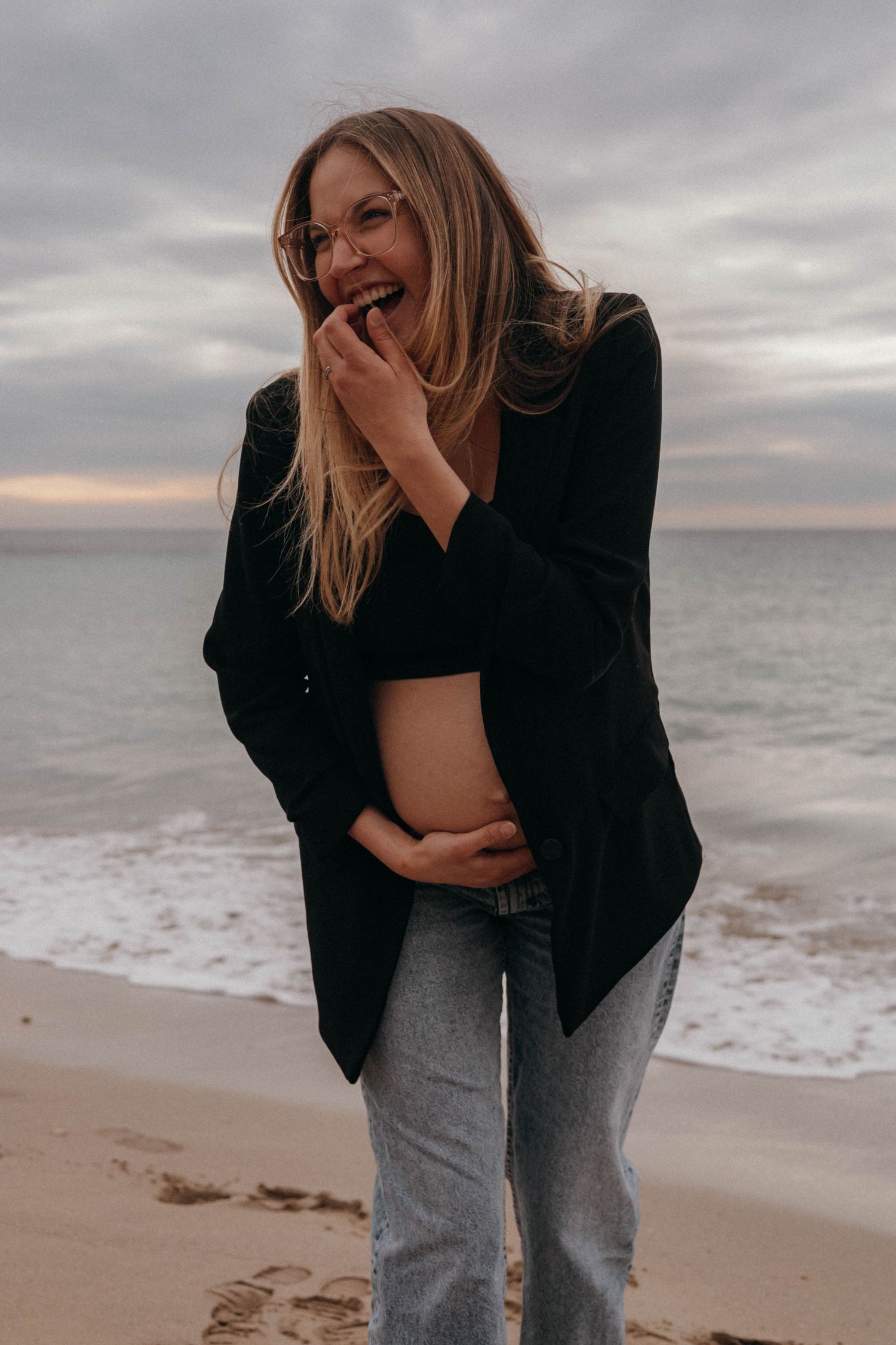 Photographe grossesse Marignane, shooting grossesse en extérieur dans les Bouches-du-Rhône en Provence PACA à la plage Côte d'azur