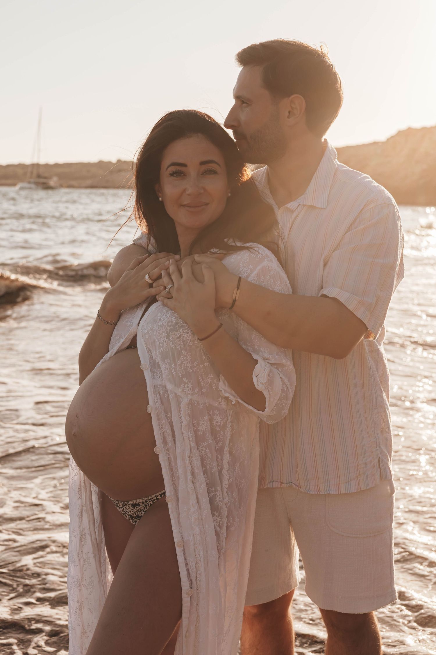 Photographe grossesse Marignane, shooting grossesse en extérieur dans les Bouches-du-Rhône en Provence PACA à la plage Côte Bleu