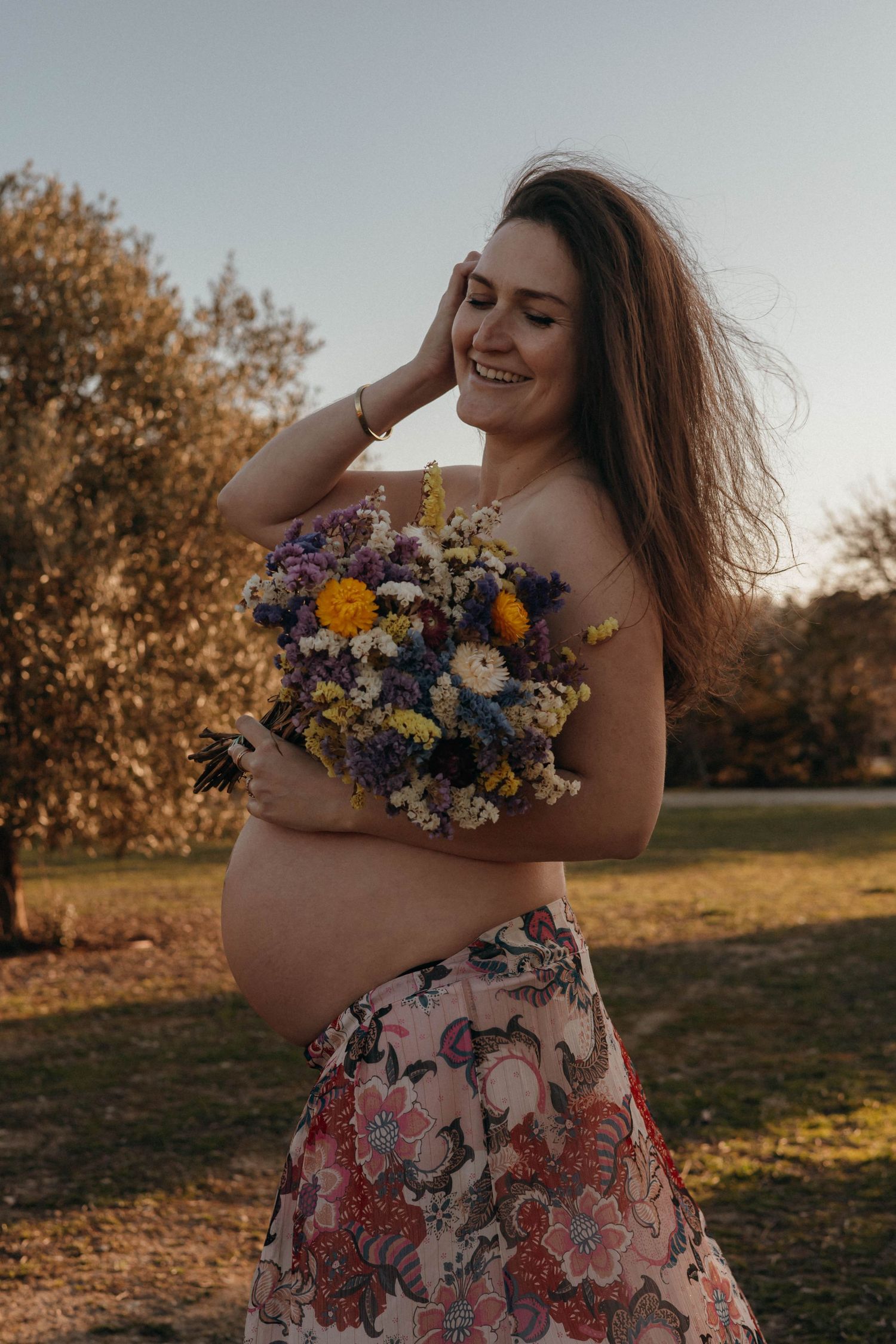 Photographe grossesse Marignane, shooting grossesse en extérieur dans les Bouches-du-Rhône en Provence PACA golden hour