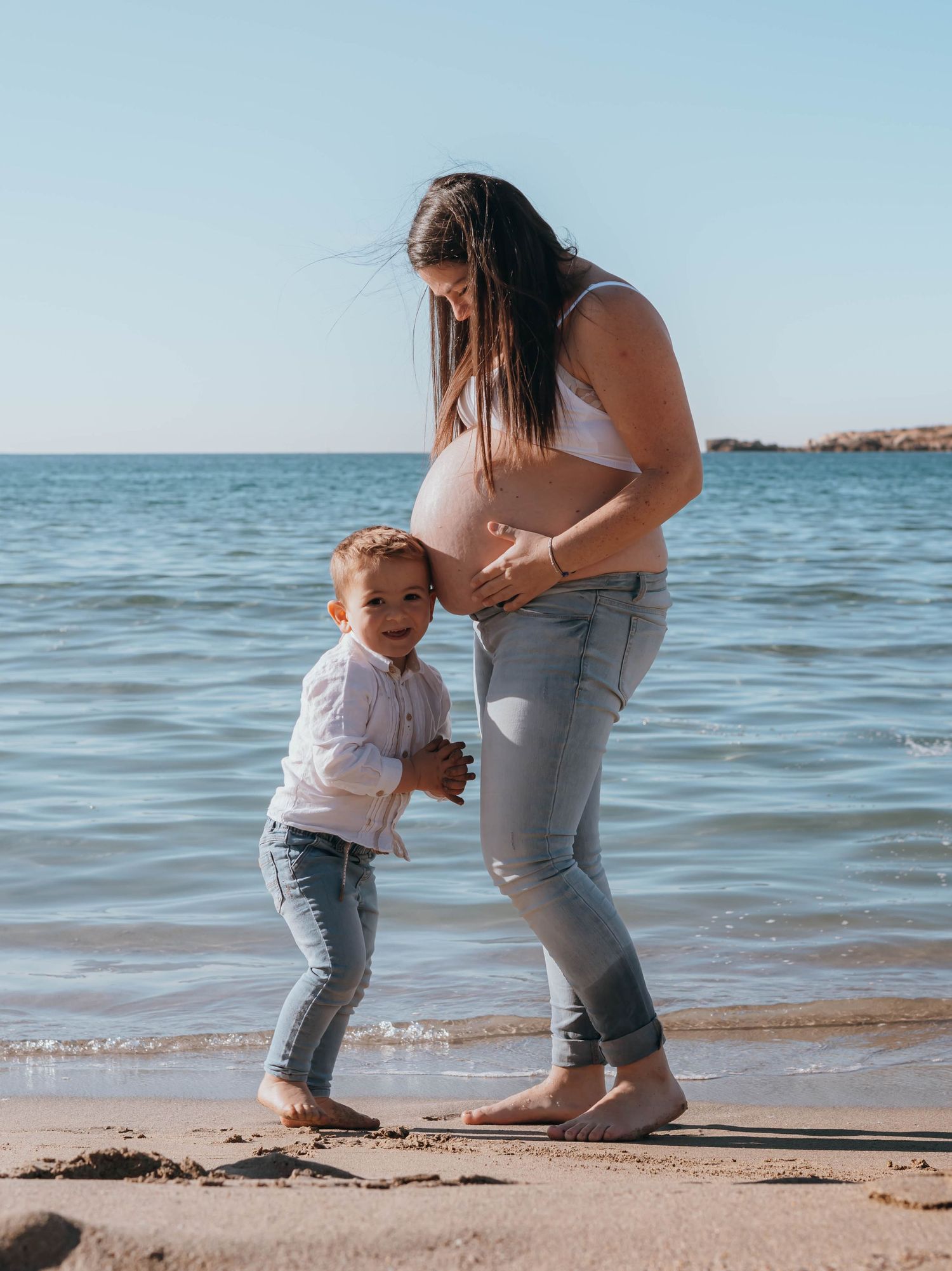Photographe grossesse Marignane, shooting grossesse en extérieur dans les Bouches-du-Rhône en Provence PACA à la plage Côte Bleu