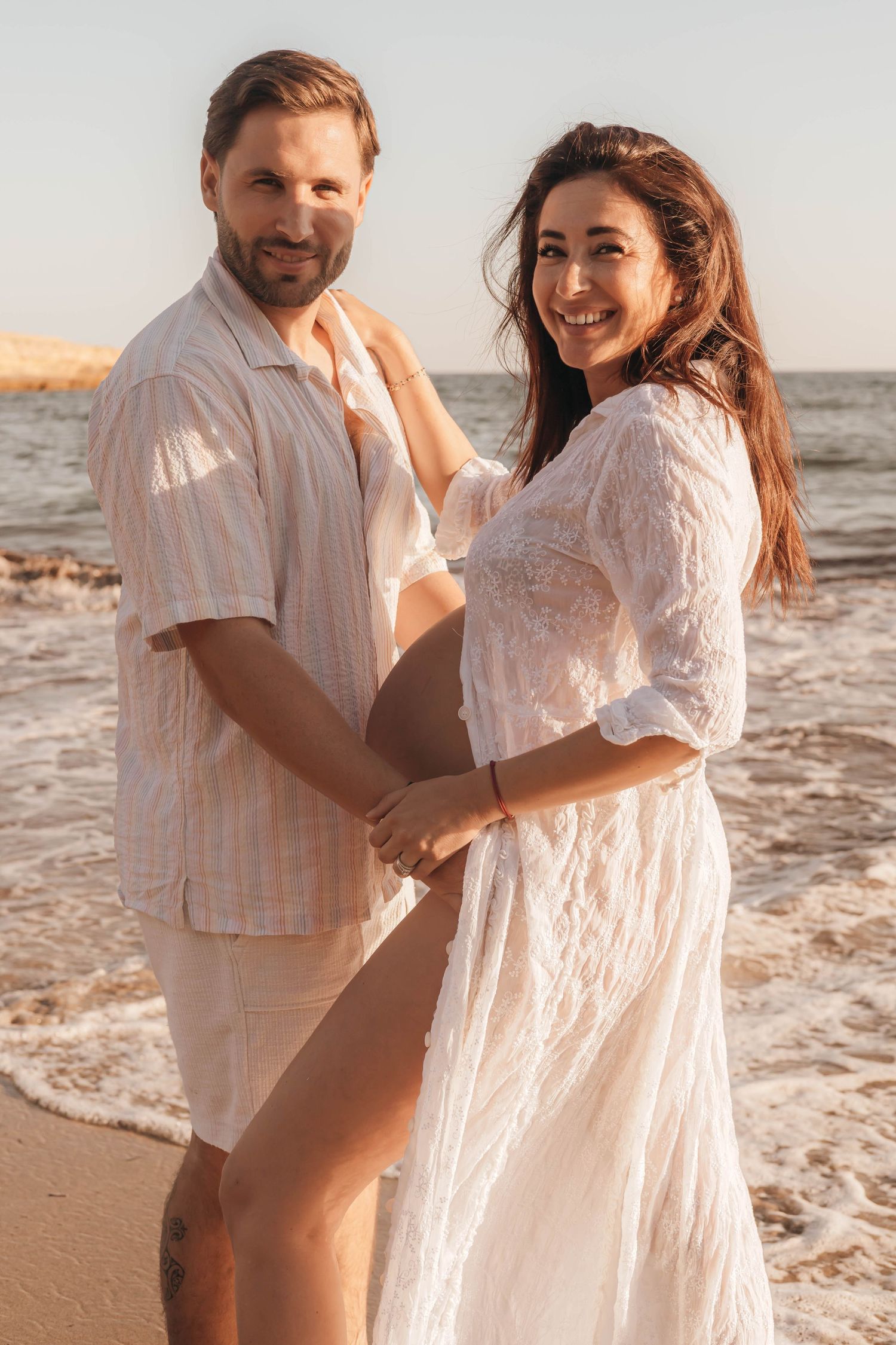Photographe grossesse Marignane, shooting grossesse en extérieur dans les Bouches-du-Rhône en Provence PACA à la plage Côte Bleu