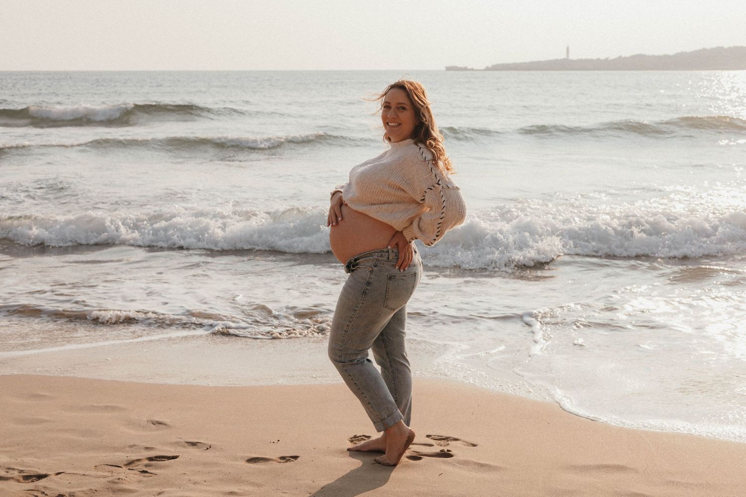Photographe grossesse Marignane, shooting grossesse en extérieur dans les Bouches-du-Rhône en Provence PACA golden hour