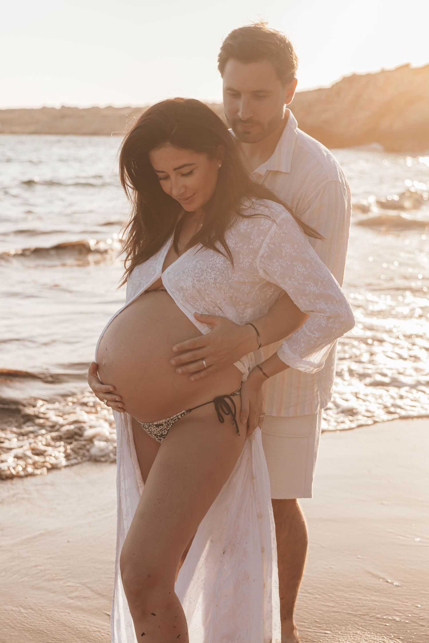 Photographe grossesse Marignane, shooting grossesse en extérieur dans les Bouches-du-Rhône en Provence PACA à la plage Côte Bleu