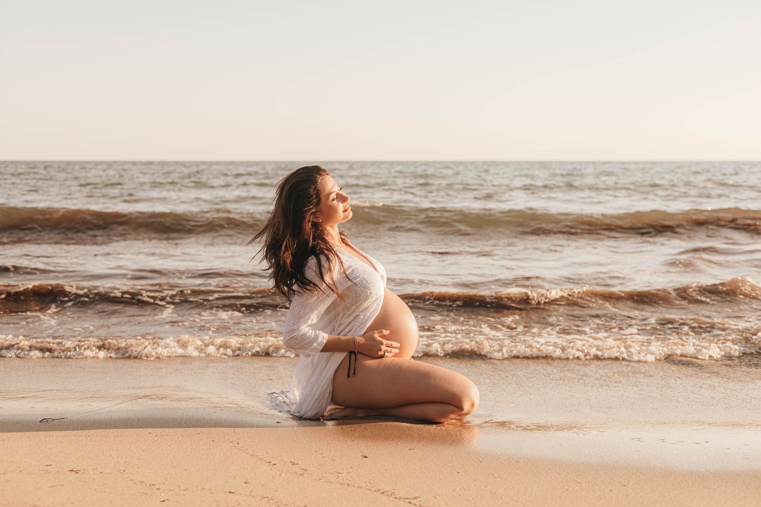Photographe grossesse Marignane, shooting grossesse en extérieur dans les Bouches-du-Rhône en Provence PACA