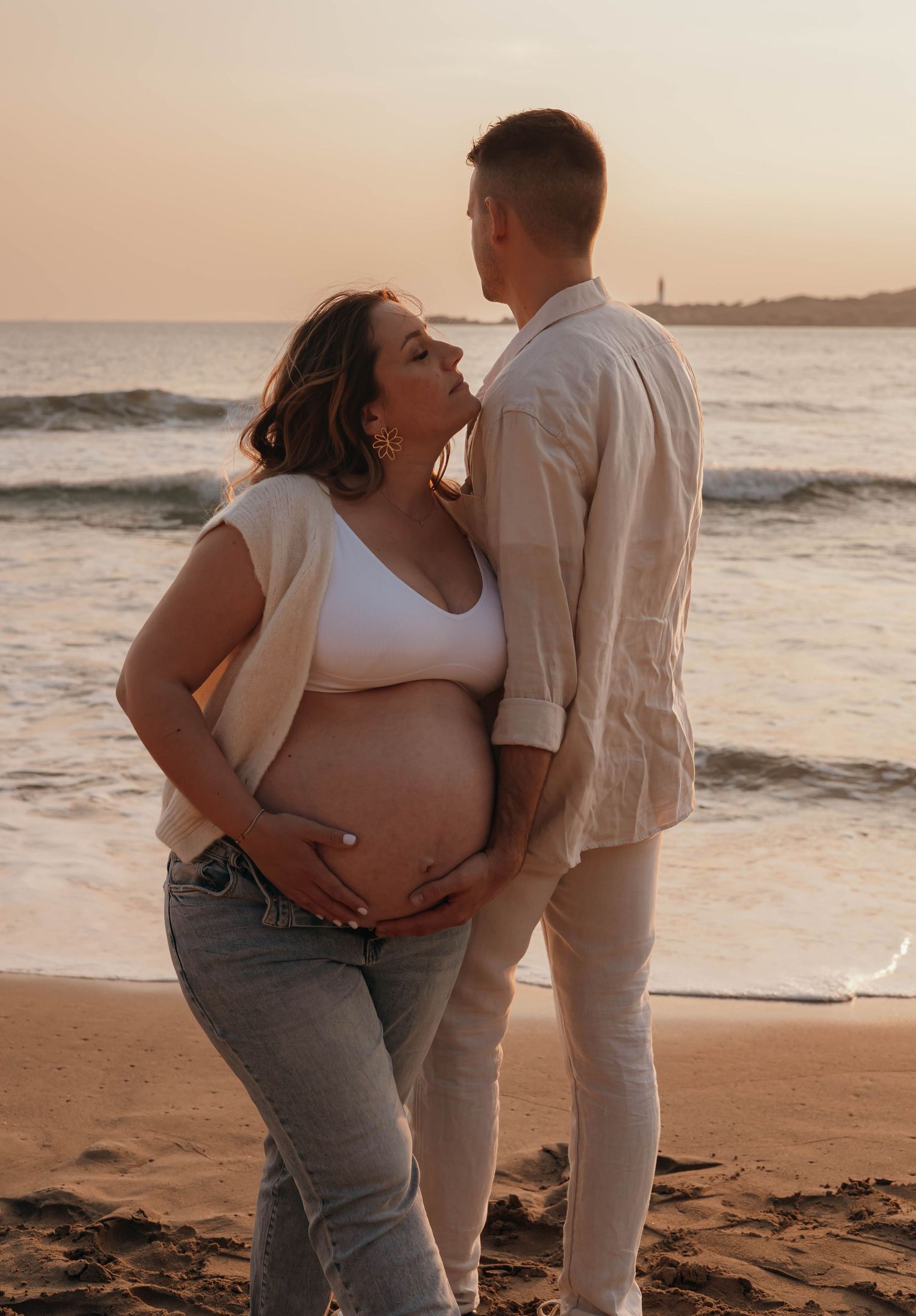 Photographe grossesse Marignane, shooting grossesse en extérieur dans les Bouches-du-Rhône en Provence PACA à la plage Côte Bleu