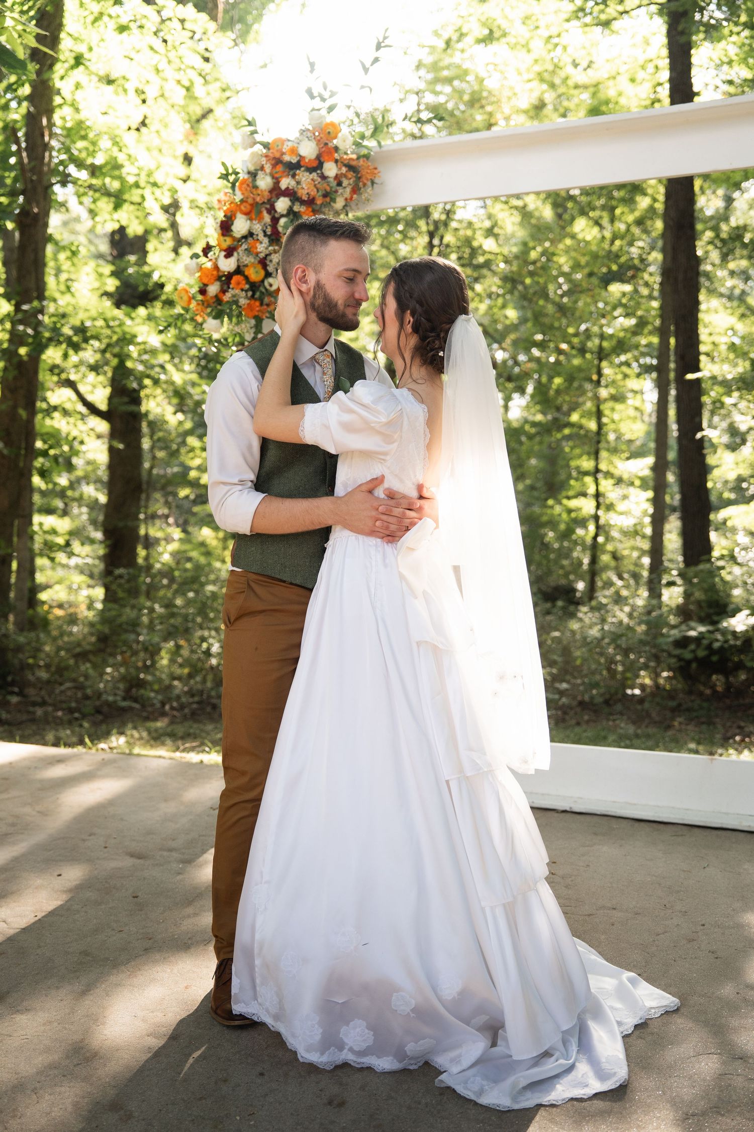 ©AnnaVonRiesenPhotography Wedding Ceremony Portrait | Image of a couple holding eachother and smiling.