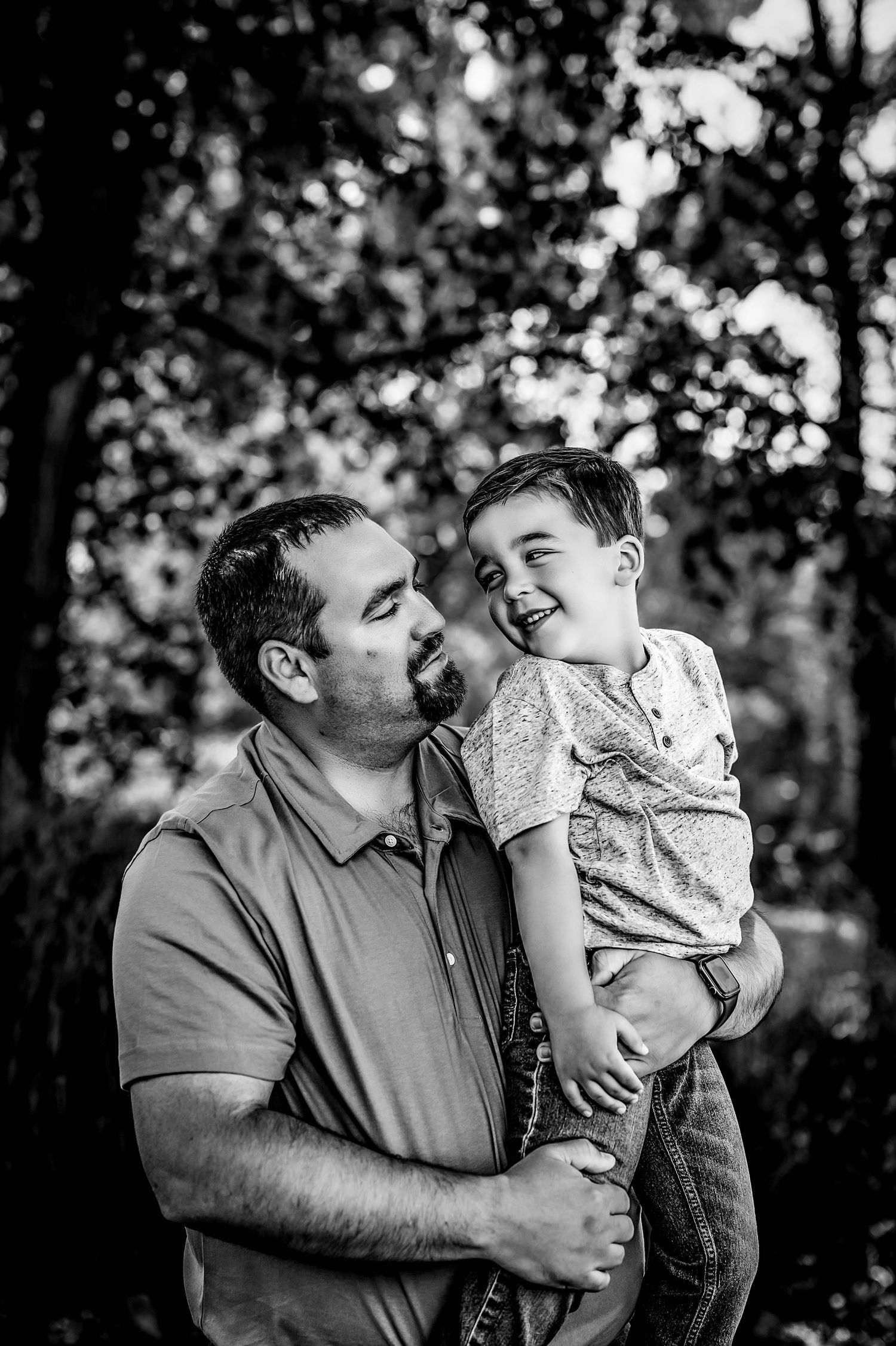 Dad and son loving connection in Kewaskum, WI outdoor studio.