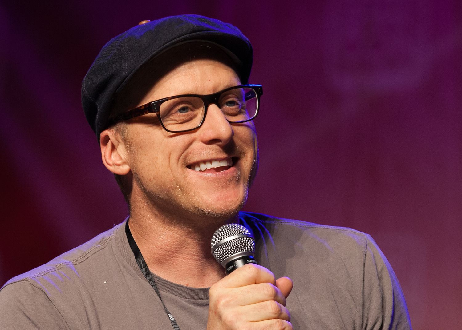 Alan Tudyk speaking onstage at FanX convention