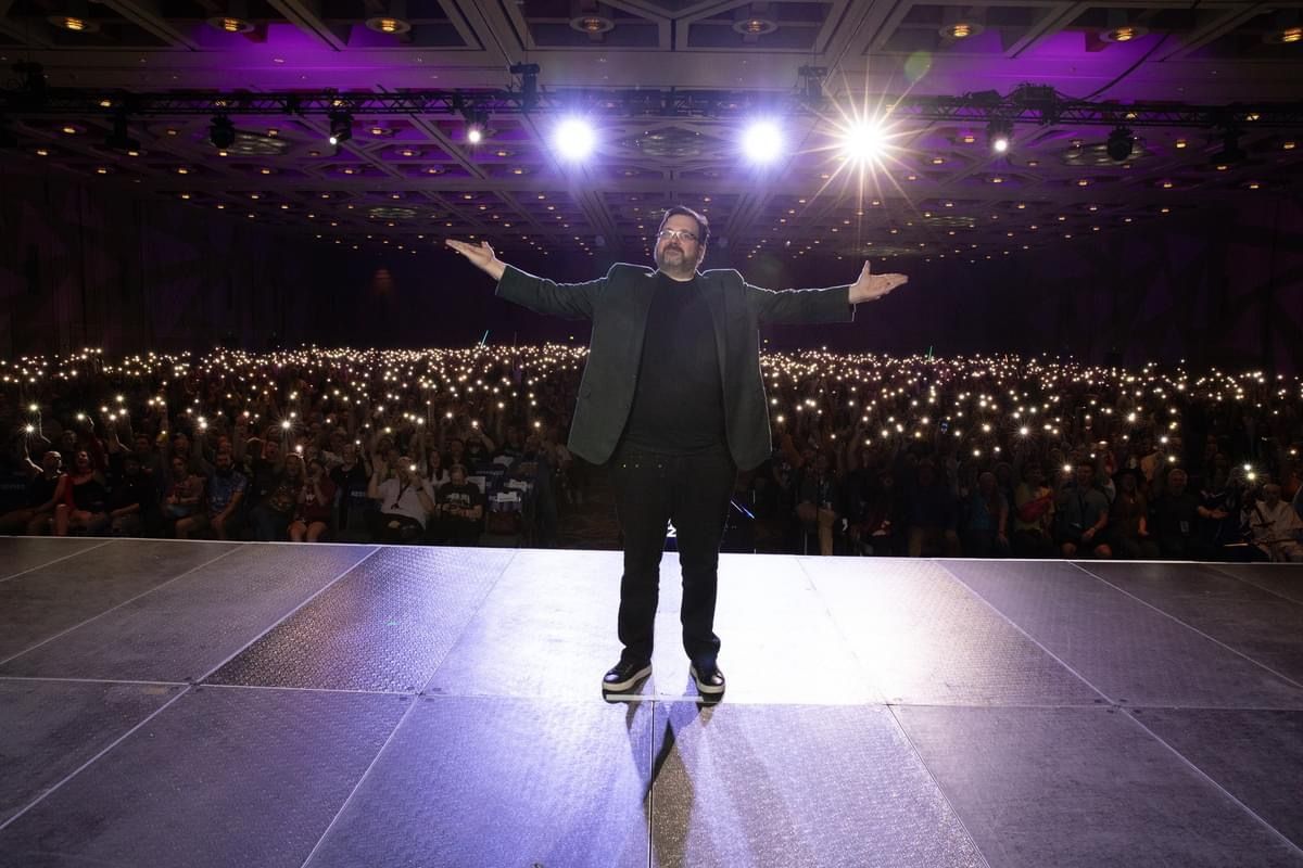 Brando Sanderson in front of huge crowd speaking onstage at FanX convention