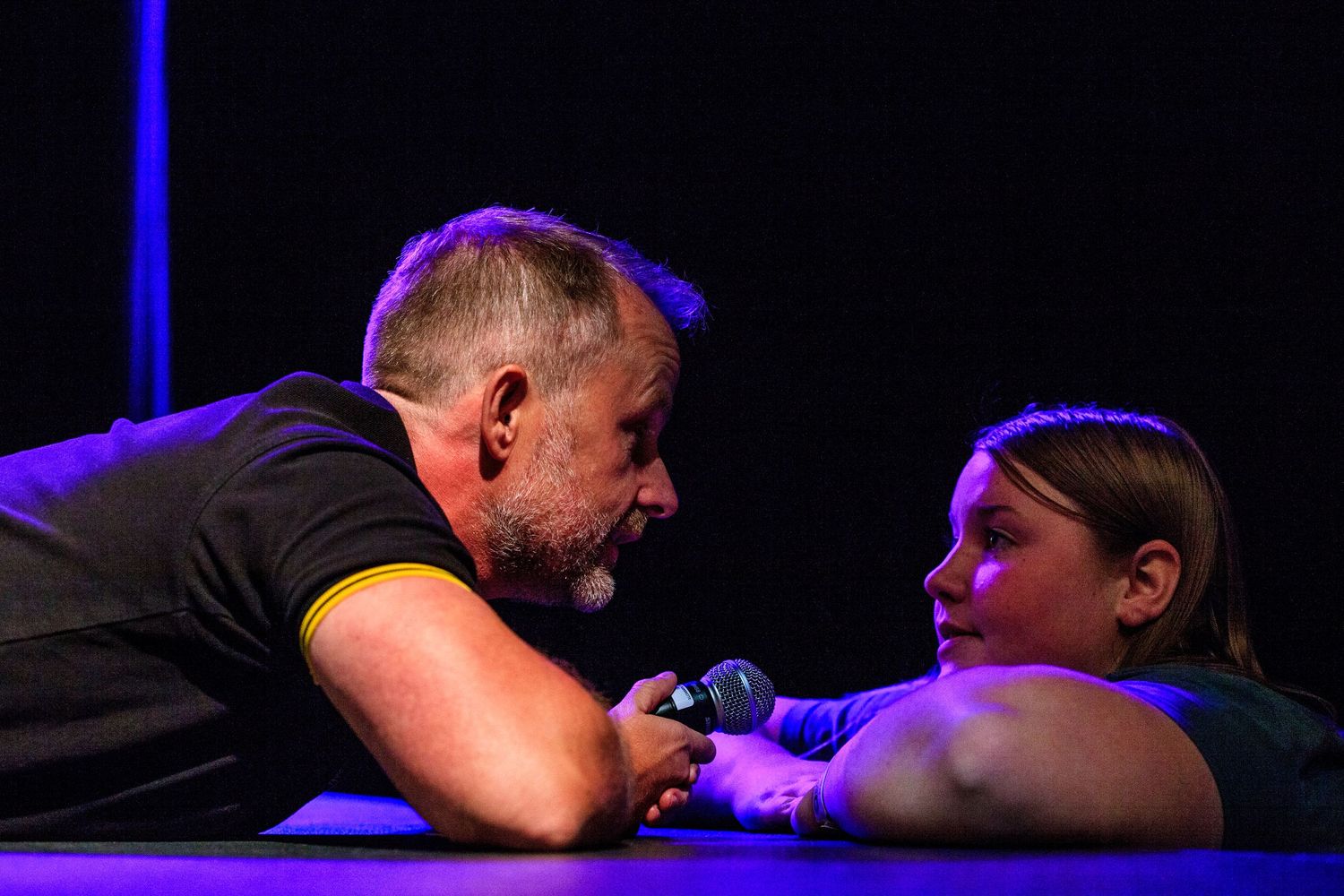 Billy Boyd lying onstage face to face with a fan at FanX convention