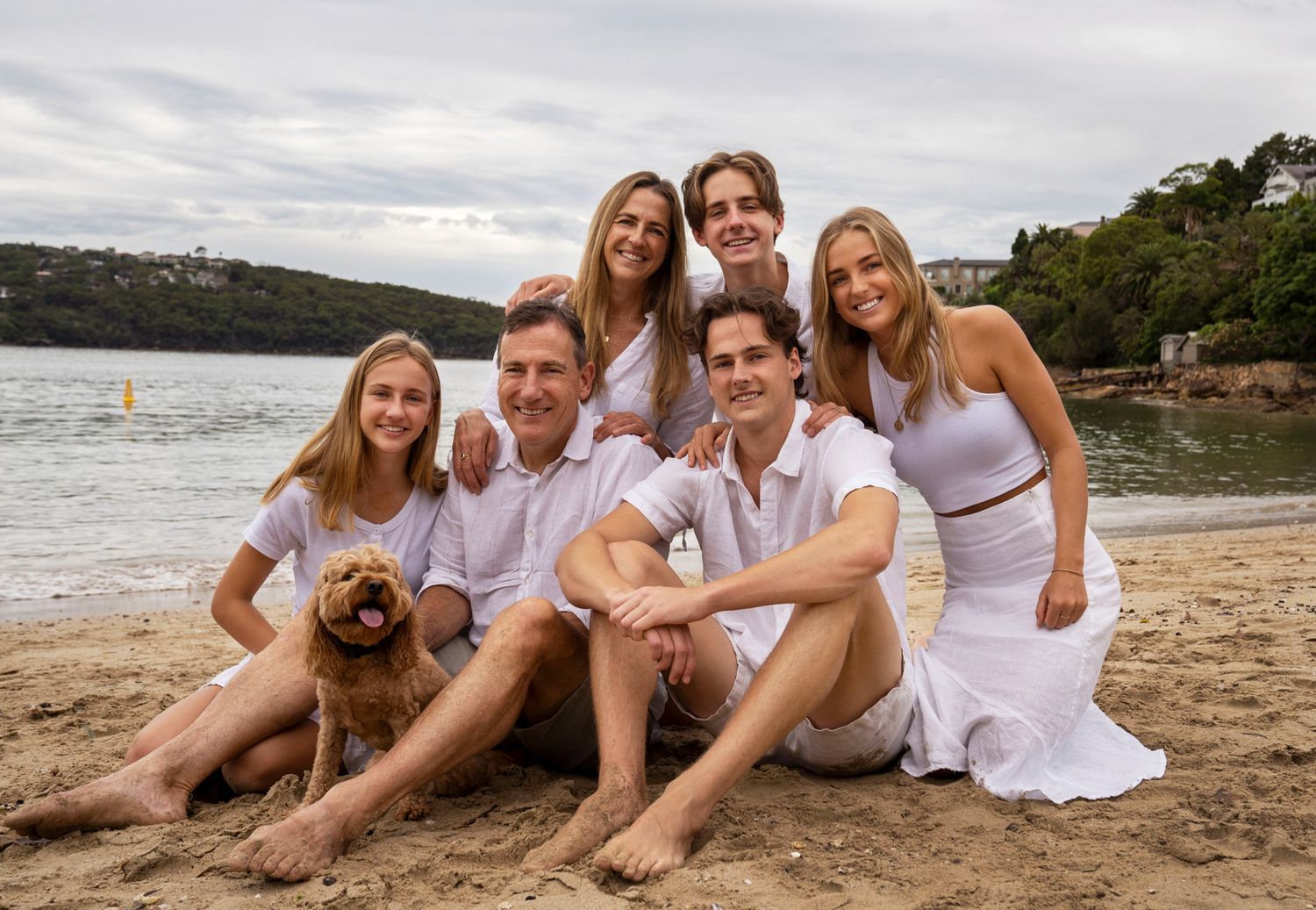 6 family members posing for professional family portrait in Chinaman beach, Sydney by Studio TingTing.