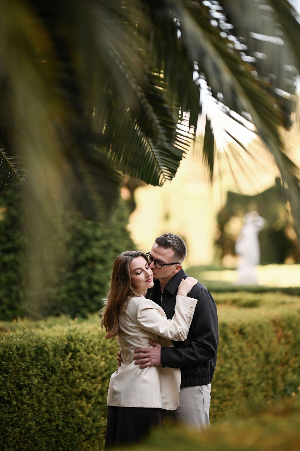 A romantic couple sharing a kiss during a Valentine's Day couples session in Valencia