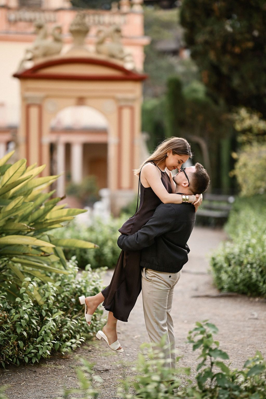Romantic lift during a Valentine's Day proposal and couples photoshoot in Valencia