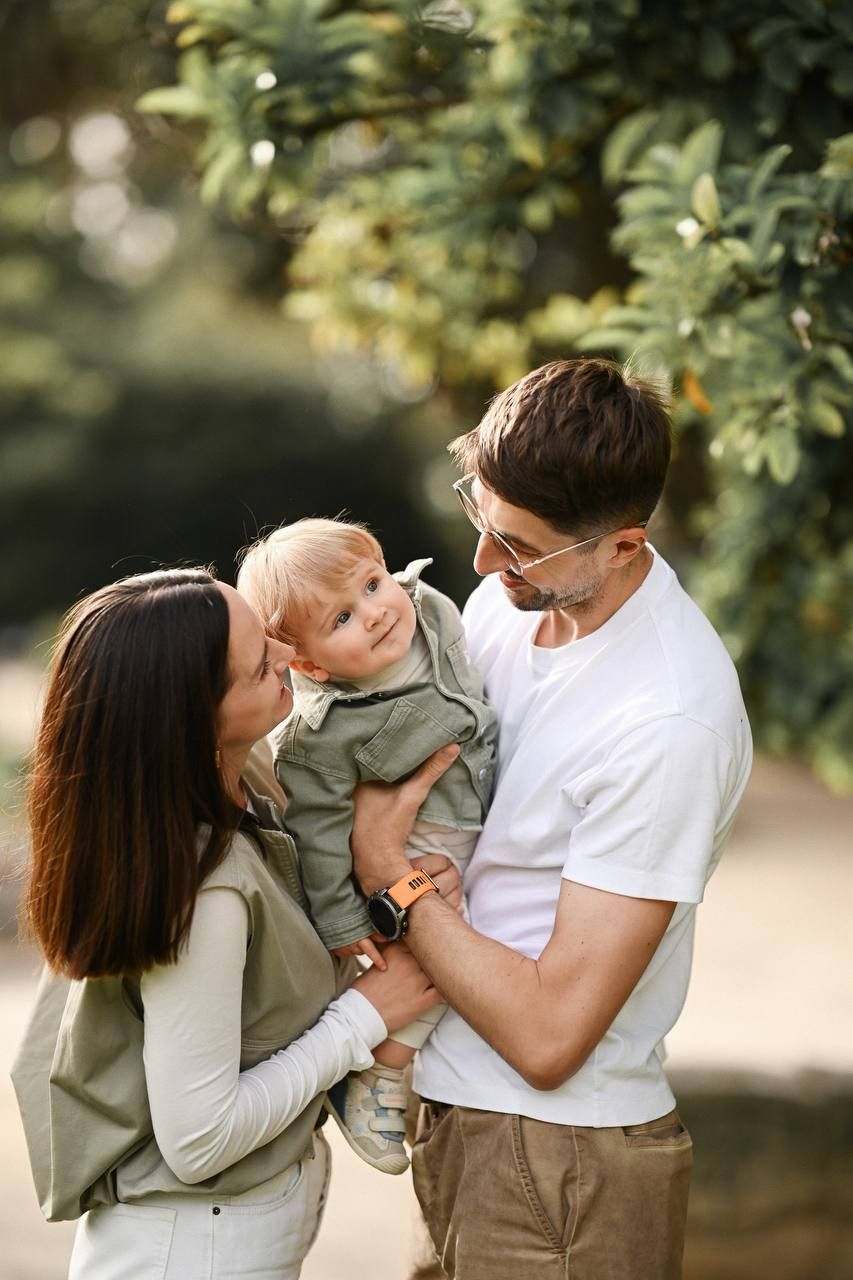 Happy family review portrait for wedding and family photographer Darina Derzkaya in Valencia, Spain.