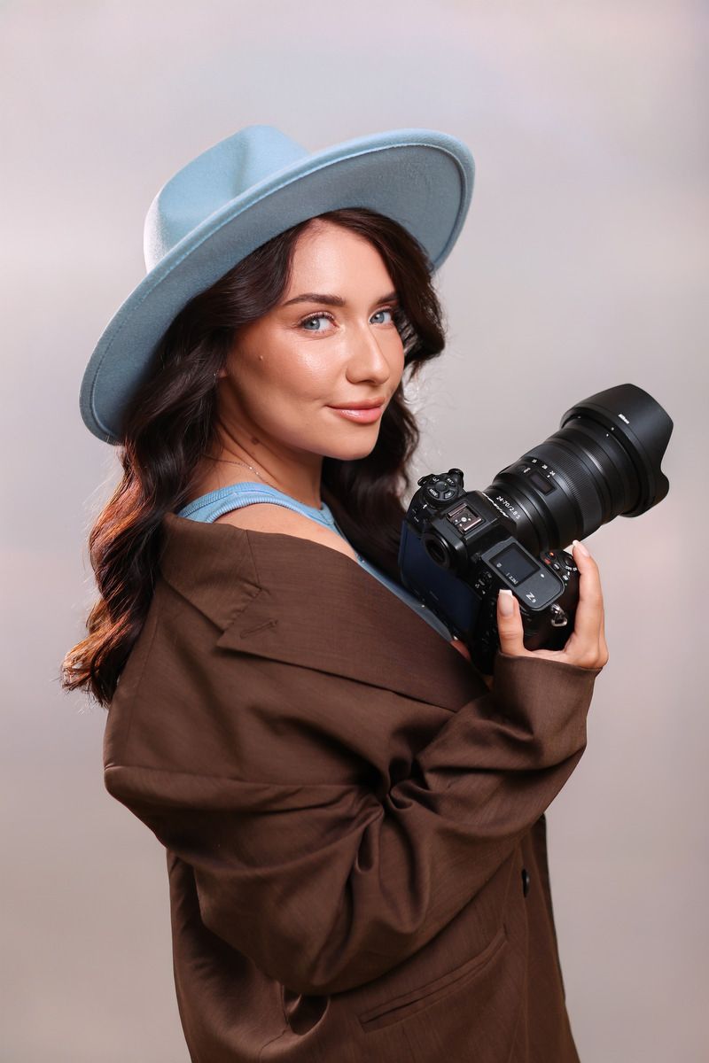 Darina Derzkaya family photographer in Valencia, Spain, creating editorial and authentic images for families, fashion, and branding.