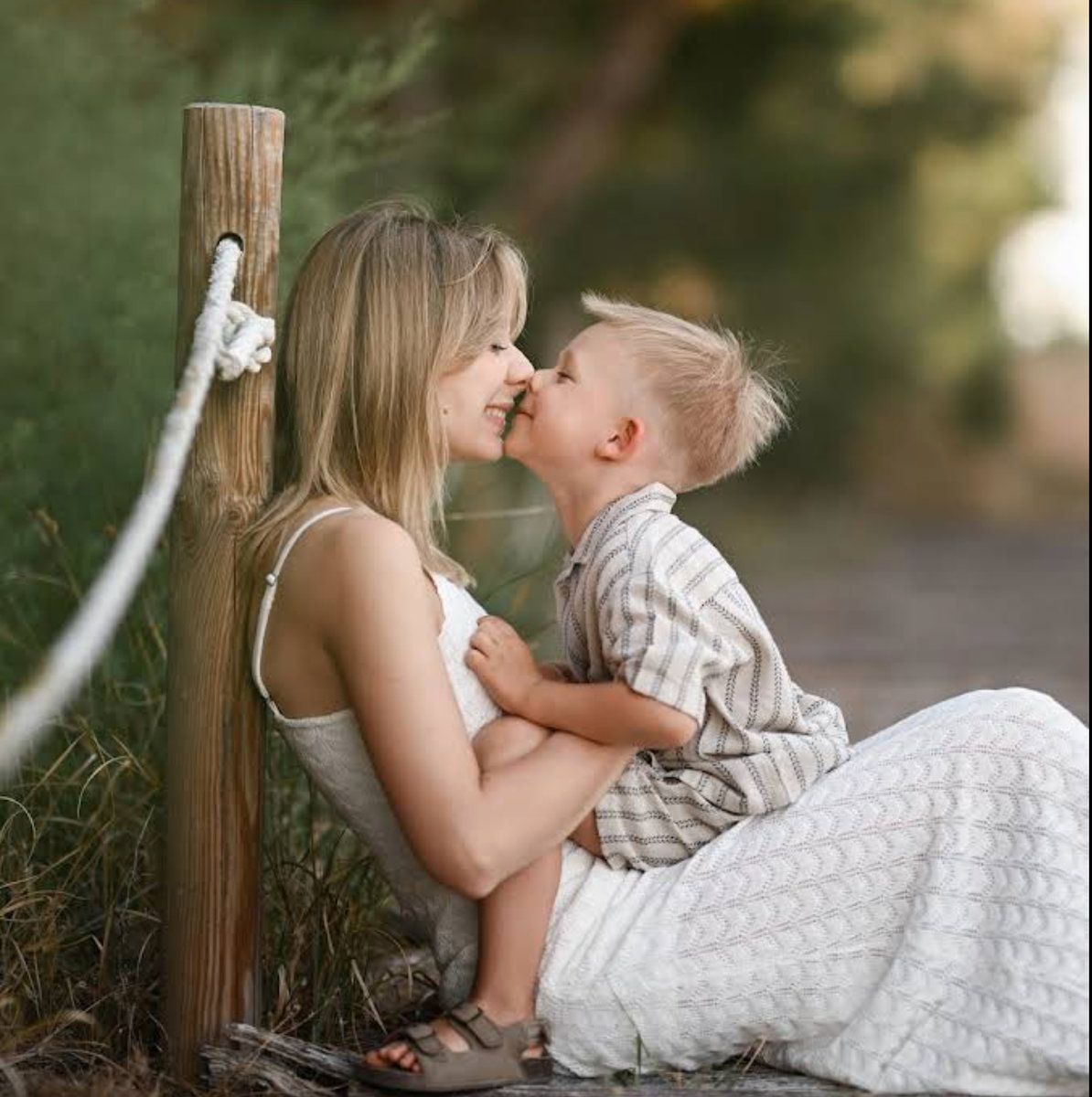 A mother and son sharing a tender moment during a professional family photoshoot with photographer Darina Derzkaya in Valencia.
