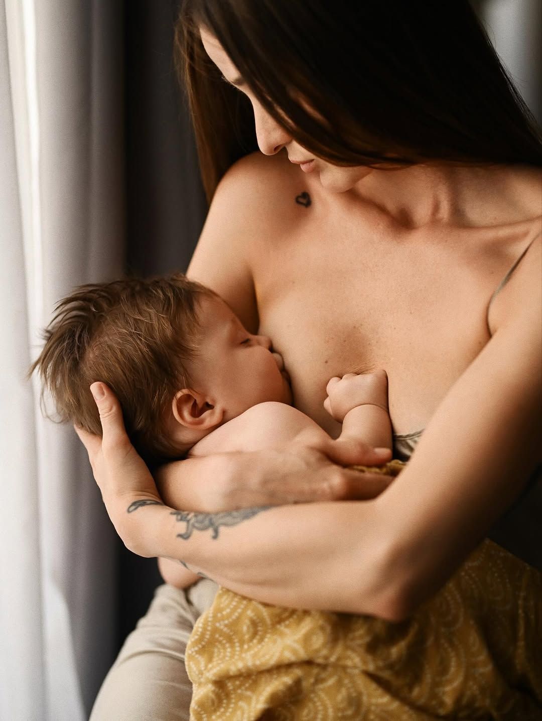 Maternity and pregnancy photography in Valencia, capturing authentic, intimate, and elegant moments of your motherhood journey.