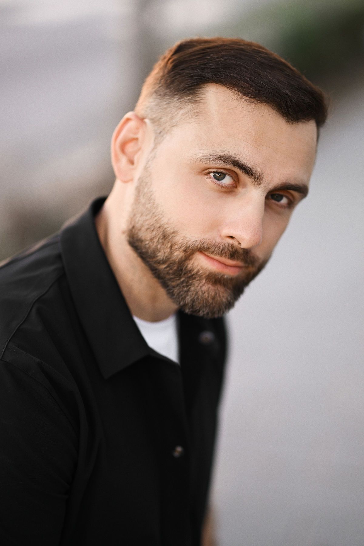 Classic close-up headshot of a confident man looking into the camera lens, ideal for professional branding in Valencia.