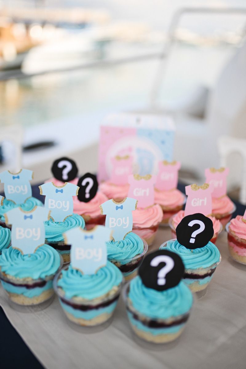 Pink and blue themed cupcakes for a styled gender reveal candy bar setup in Valencia.
