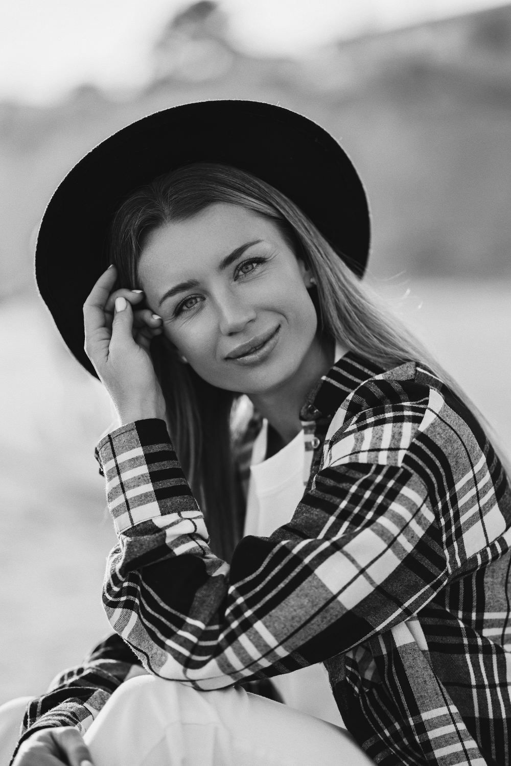 A beautiful black and white portrait of a smiling mother wearing a hat during a relaxing family photoshoot in Calpe, Costa Blanca
