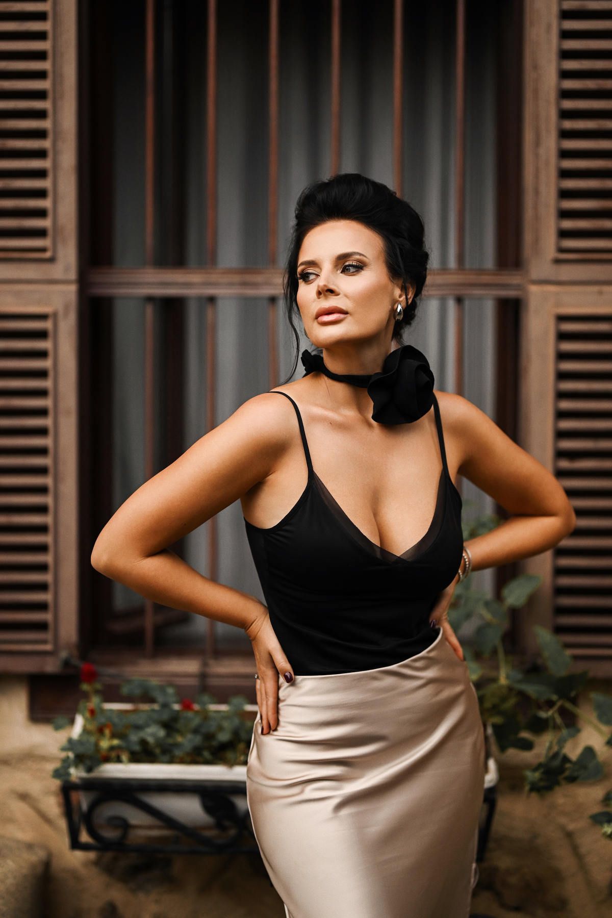 Elegant female portrait on a historic street in Valencia, Spain, by portrait photographer Darina Derzkaya.