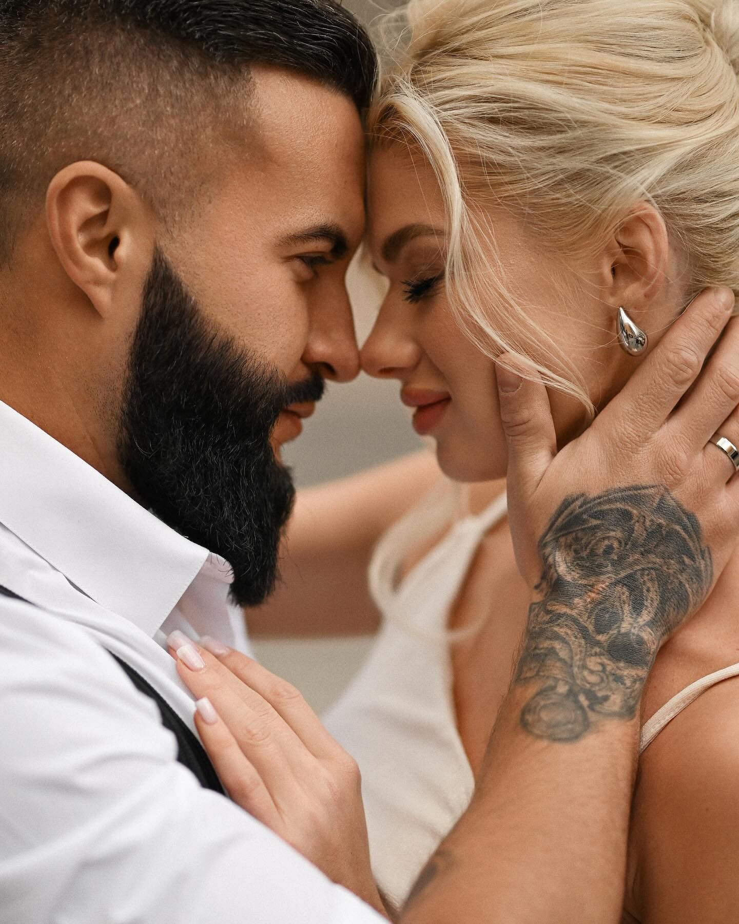 Close-up profile of a bride and groom touching foreheads with closed eyes during an intimate wedding photography session in Valencia.
