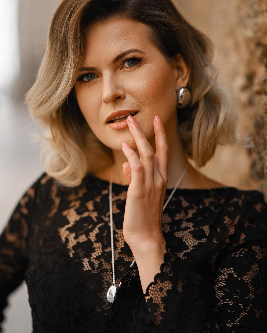 A close-up portrait highlighting flawless makeup and hair styling for an exclusive outdoor photoshoot experience in Valencia.