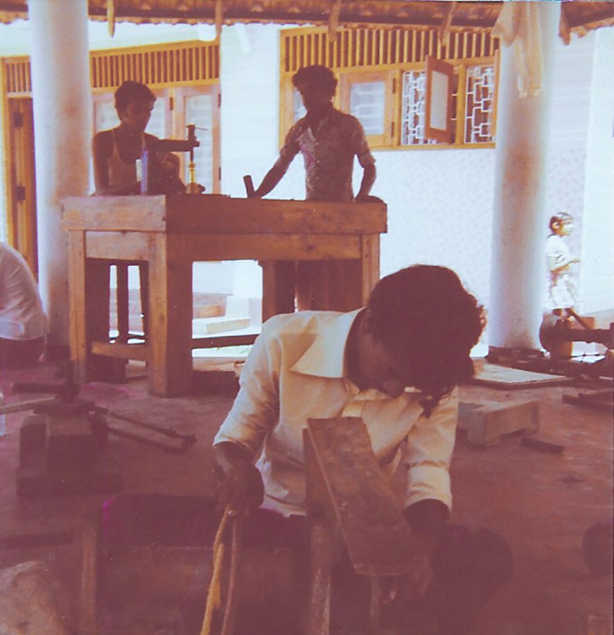 Sri Lanka korutehdas missä kolme miestä tekee töitä 1979.