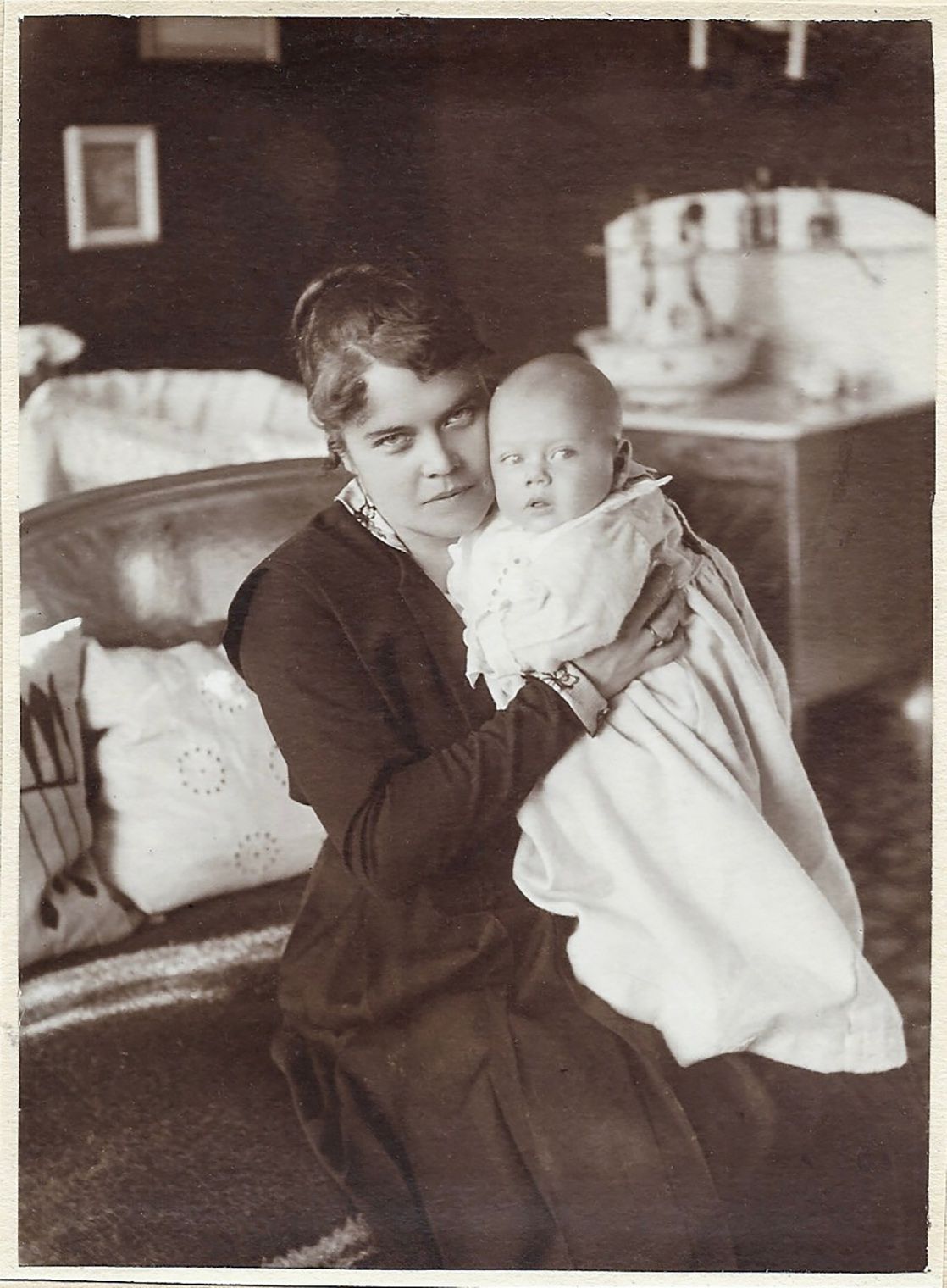 Äiti ja tytär 1920-luvulla