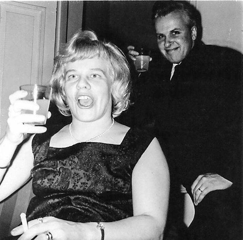 Nainen ja ies kotijuhlissa 1960-luvulla