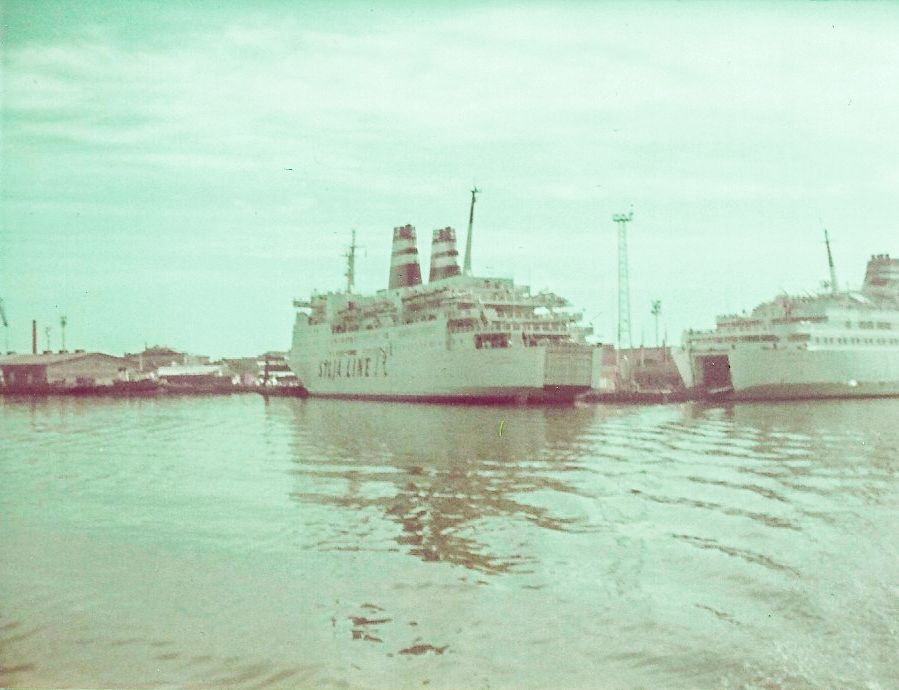 Kuva vuodelta 1982 Turun Satamasta veneestä käsin, missä Silja Linen laivat ovat kiinni laiturissa.