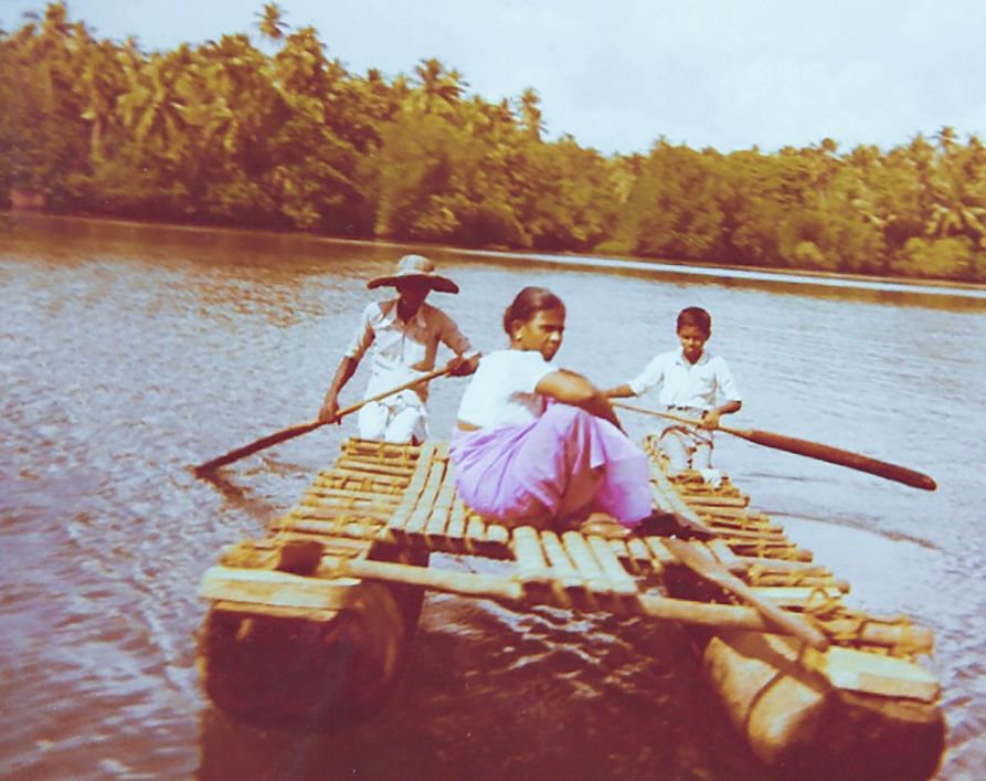 Kolme ihmistä itsetehdyllä lautalla Sri Lanka 1979.
