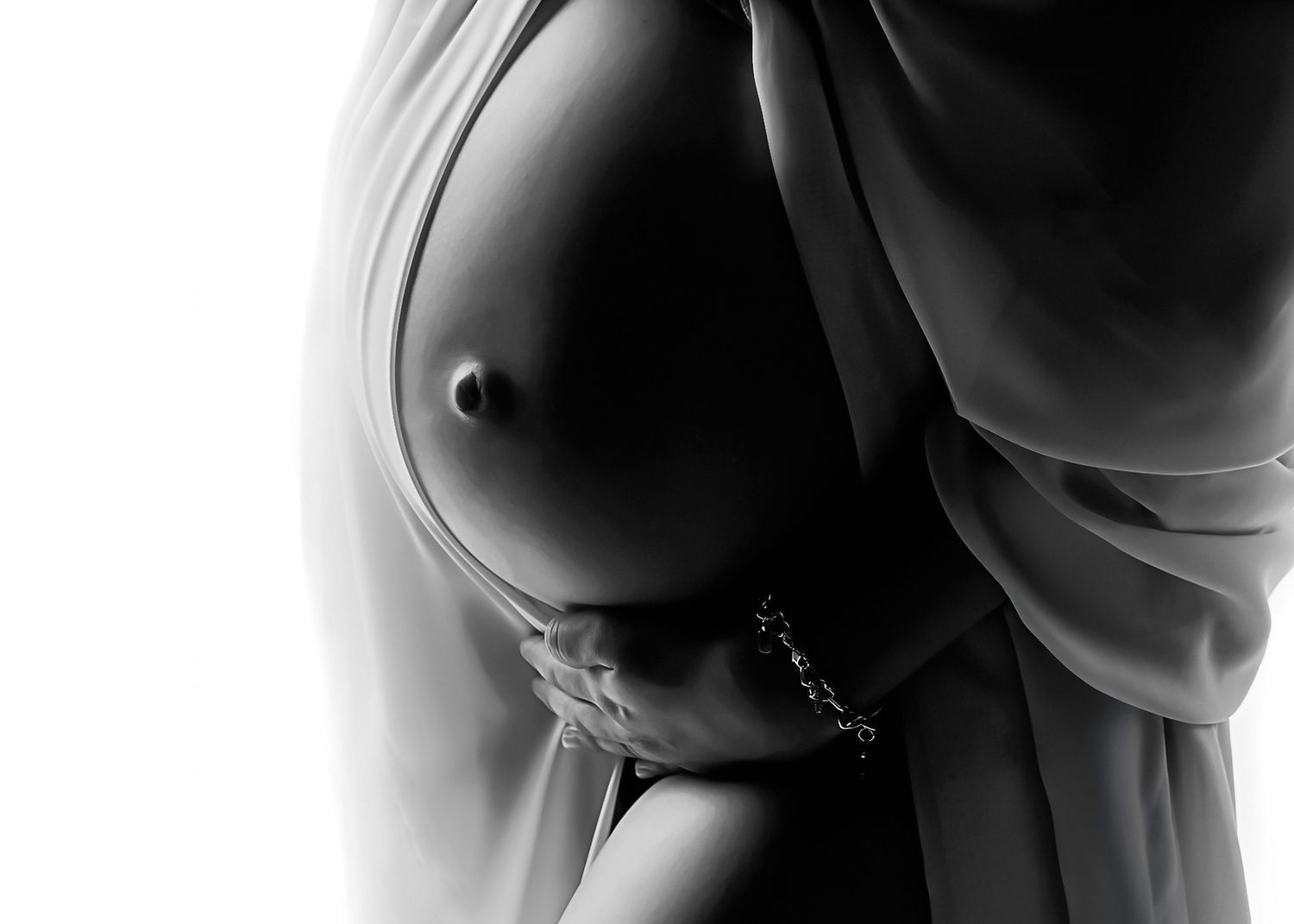 elegant classic timeless maternity photo session