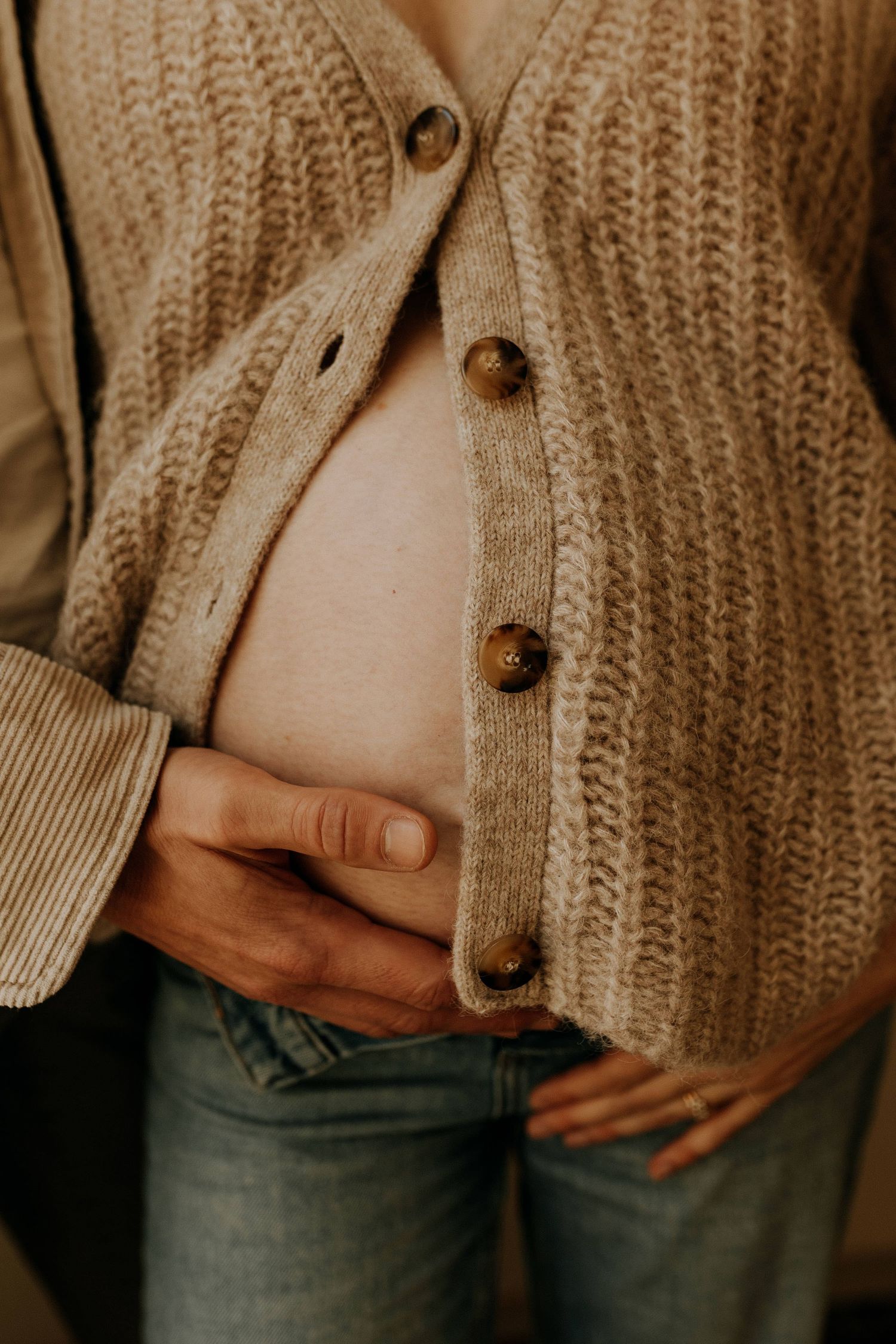 Séance grossesse lifestyle en lumière naturelle à domicile