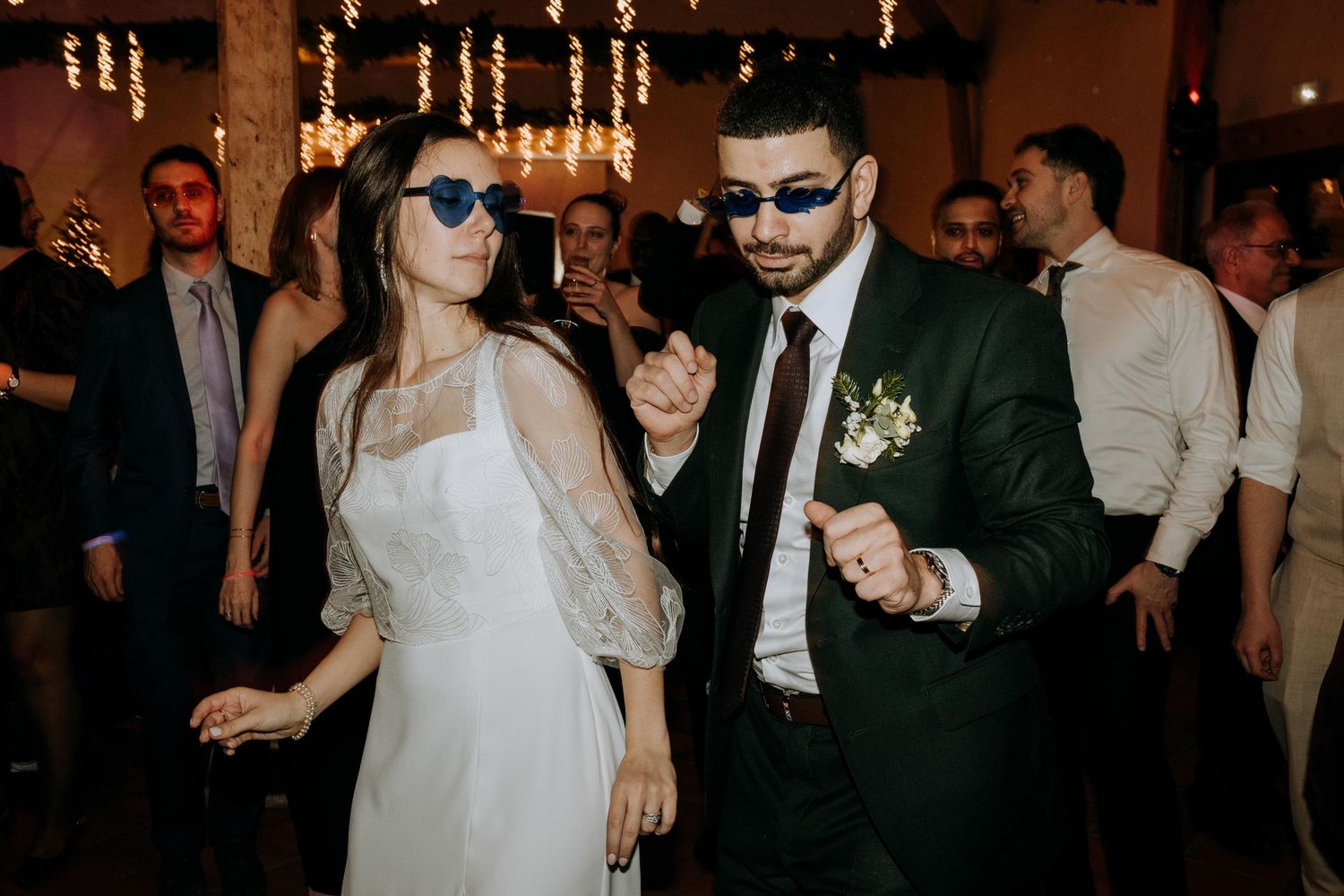 Mariés dansant lors de la soirée, photographie de mariage vivante et spontanée