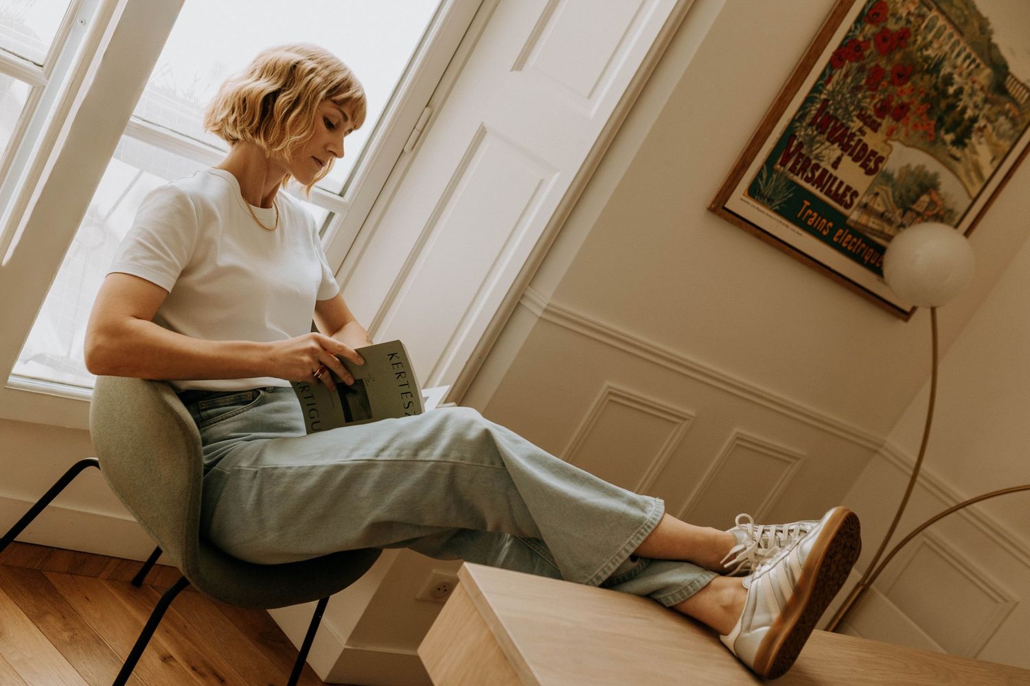Portrait de la photographe Anaïs Bizet dans son intérieur à Lille, lumière naturelle