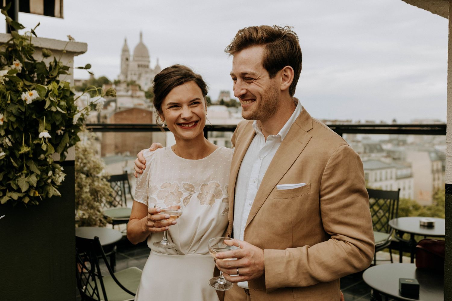Vin d’honneur de mariage photographié en reportage, mariés échangeant lors du cocktail