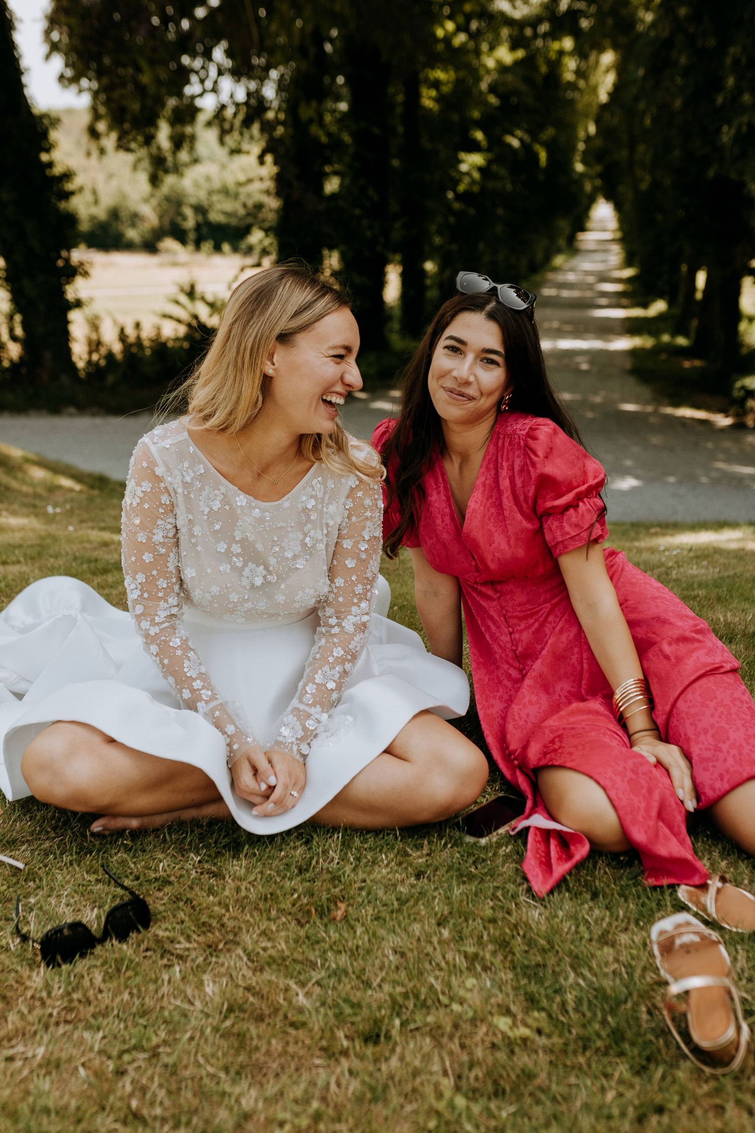 Moment intime entre proches lors d’un mariage sur plusieurs jours, reportage photographique