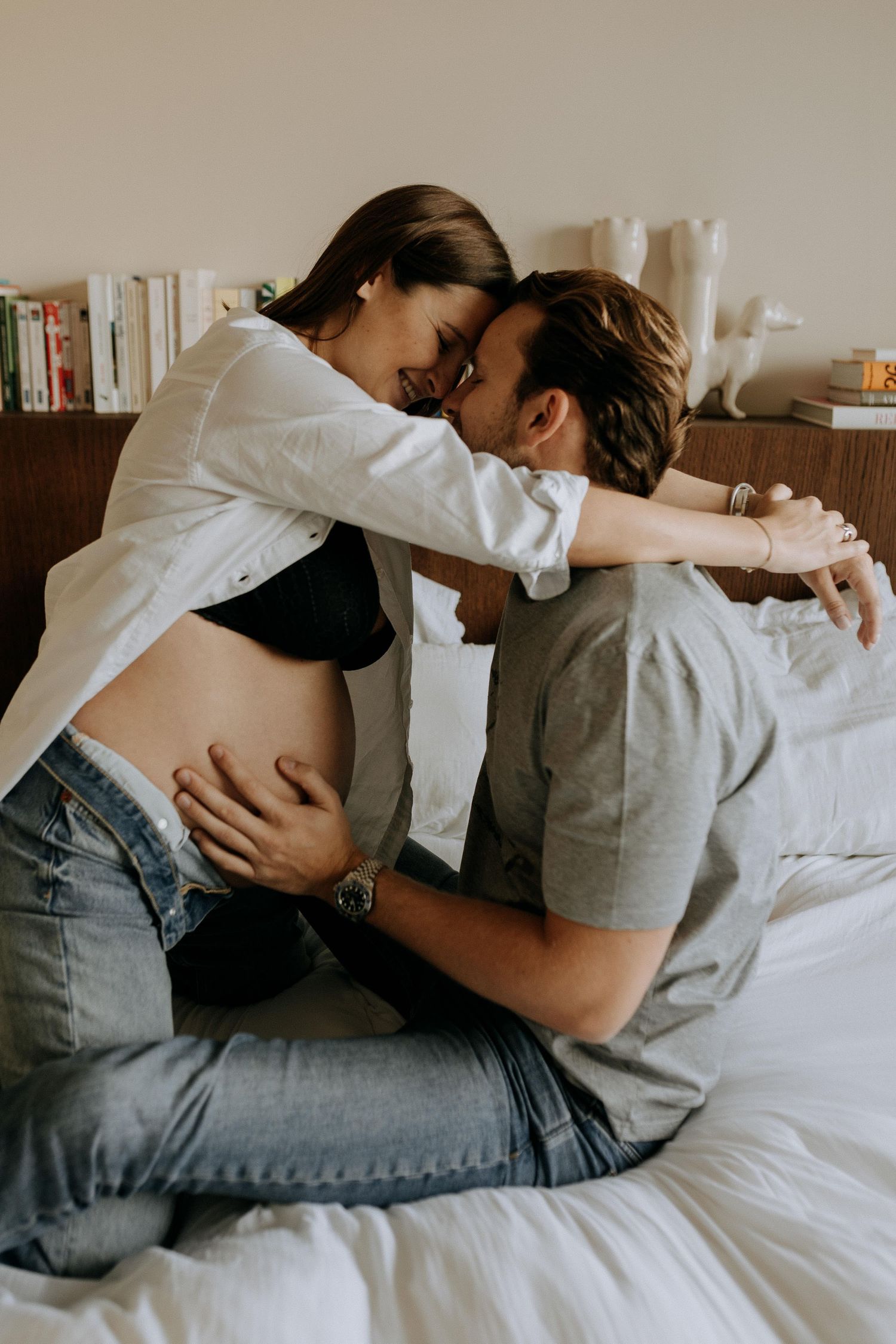 Séance photo grossesse lifestyle à Lille, couple enlacé chez eux dans un moment de complicité et de douceur