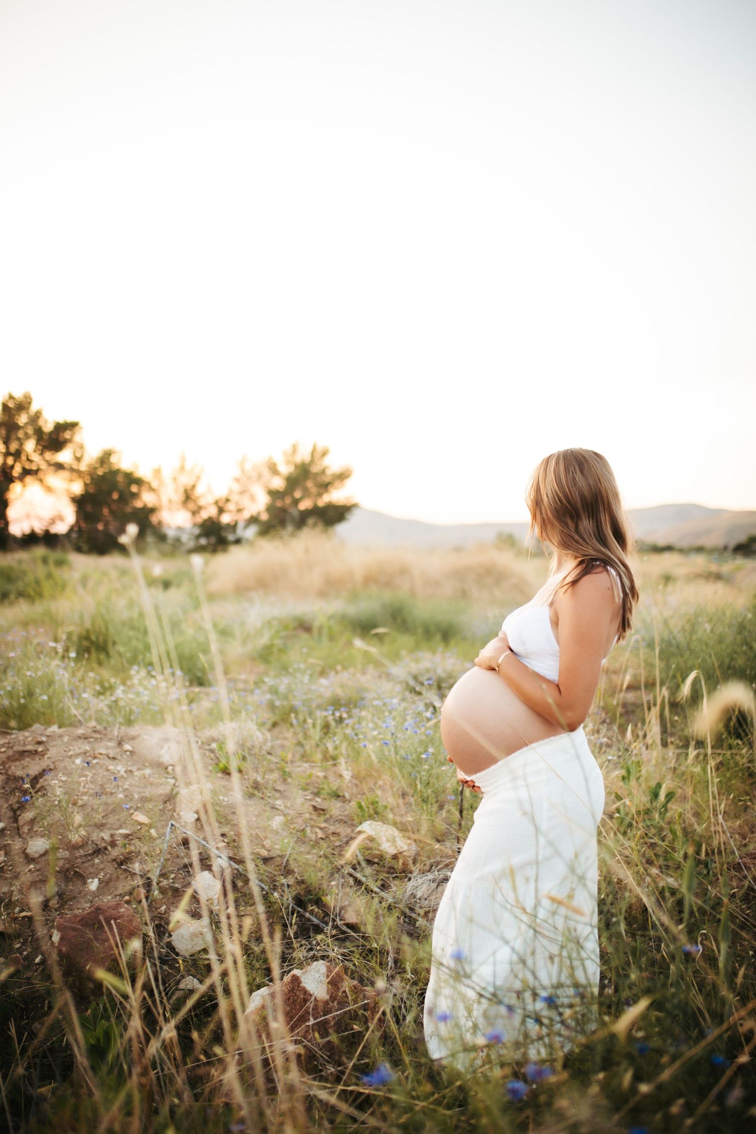 Young woman poses for maternity photoshoot in Boise
