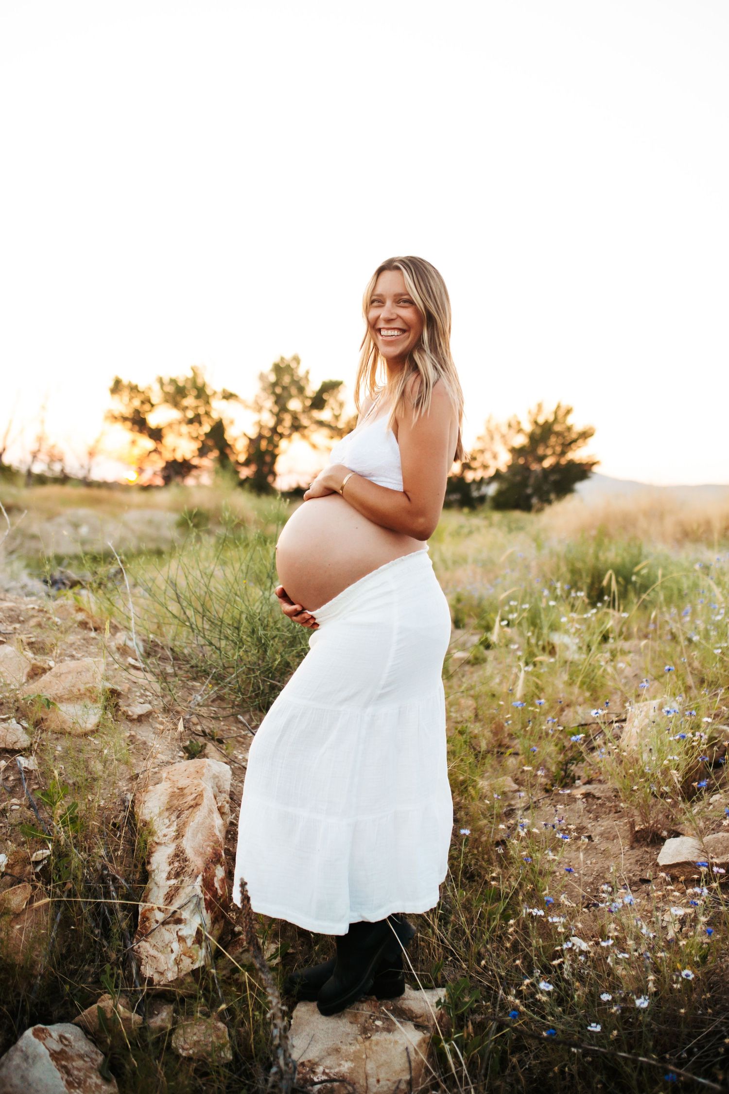 Young woman poses for maternity photoshoot in Boise