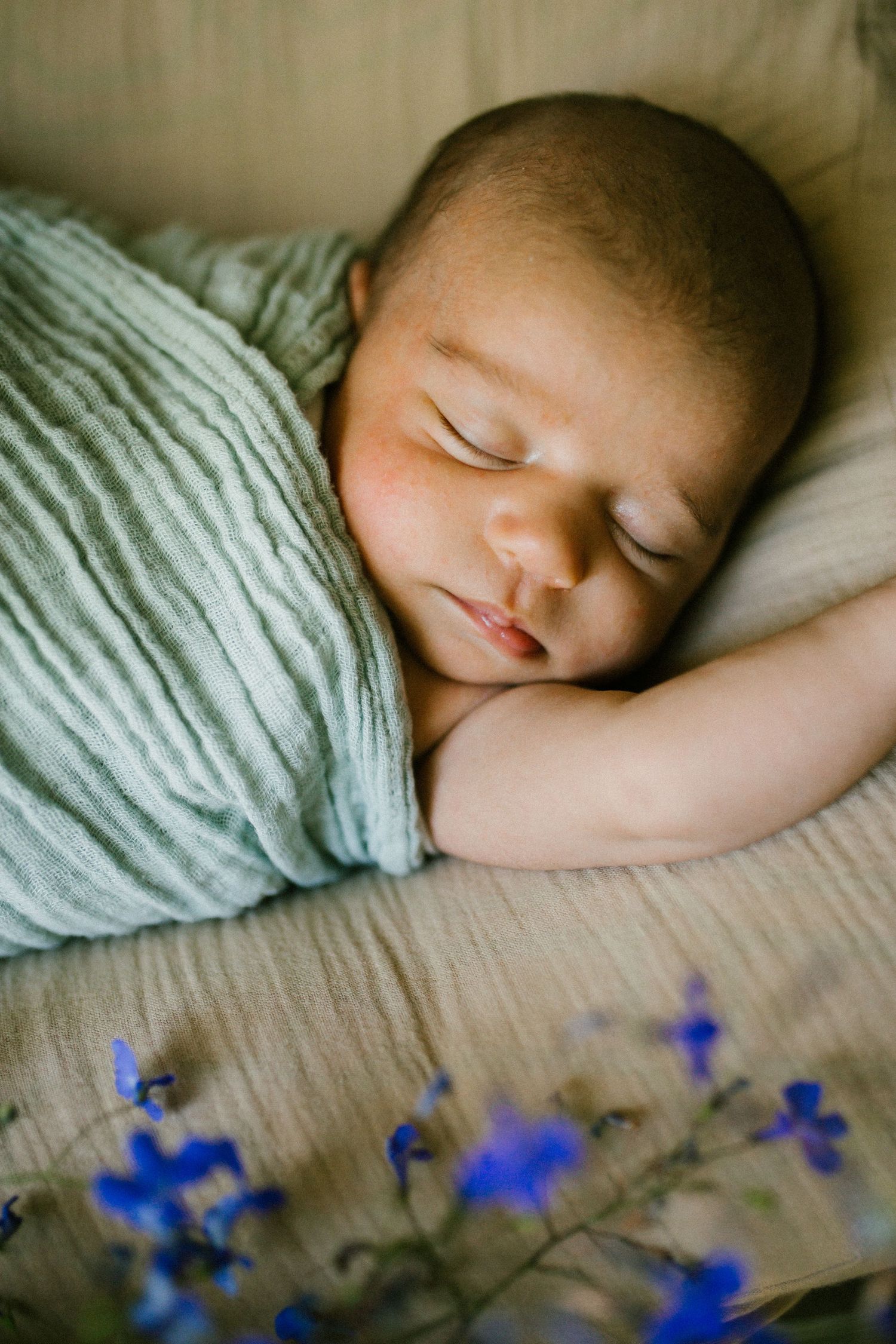 Newborn photoshoot at home in Boise