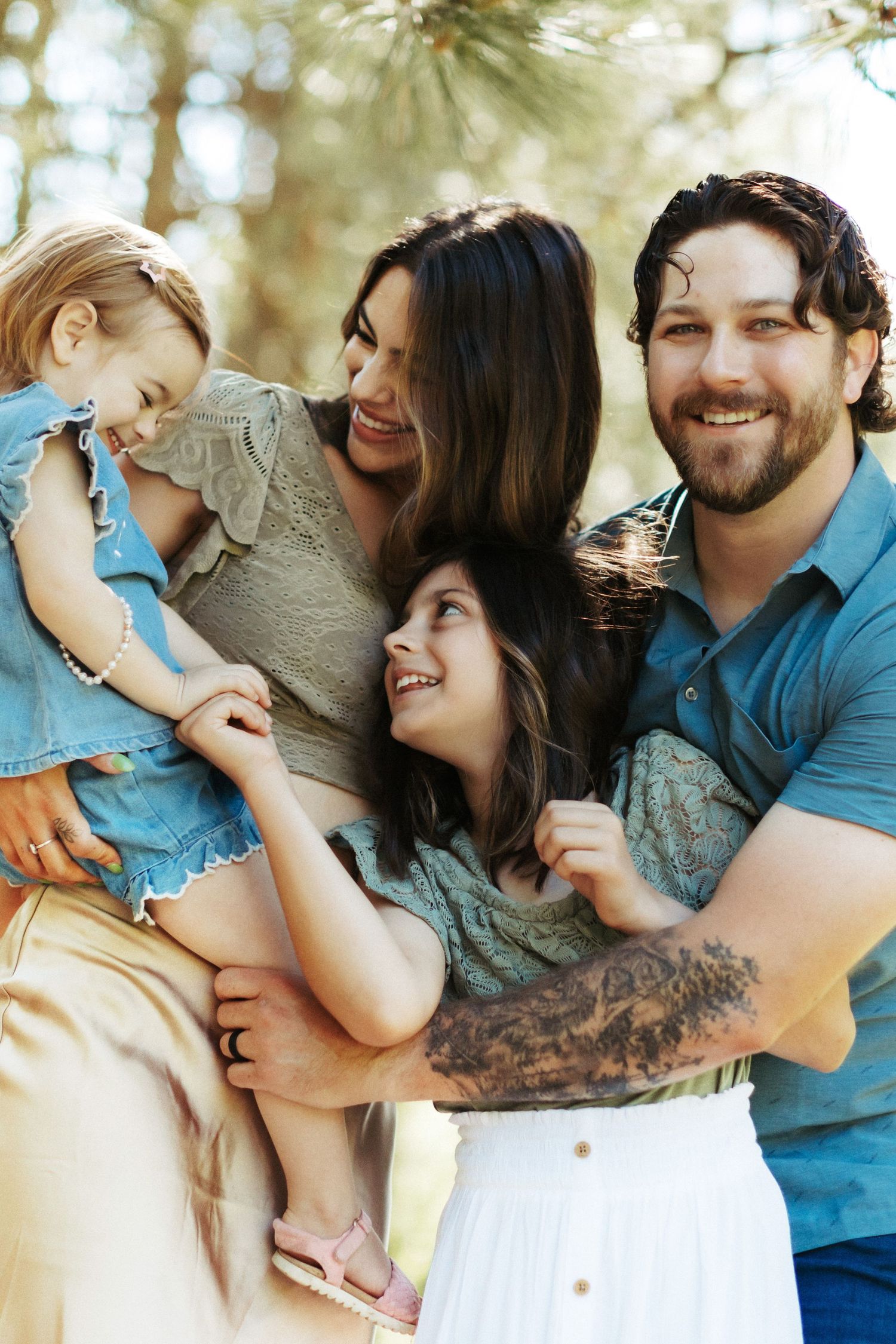 Family photoshoot outdoors in Boise