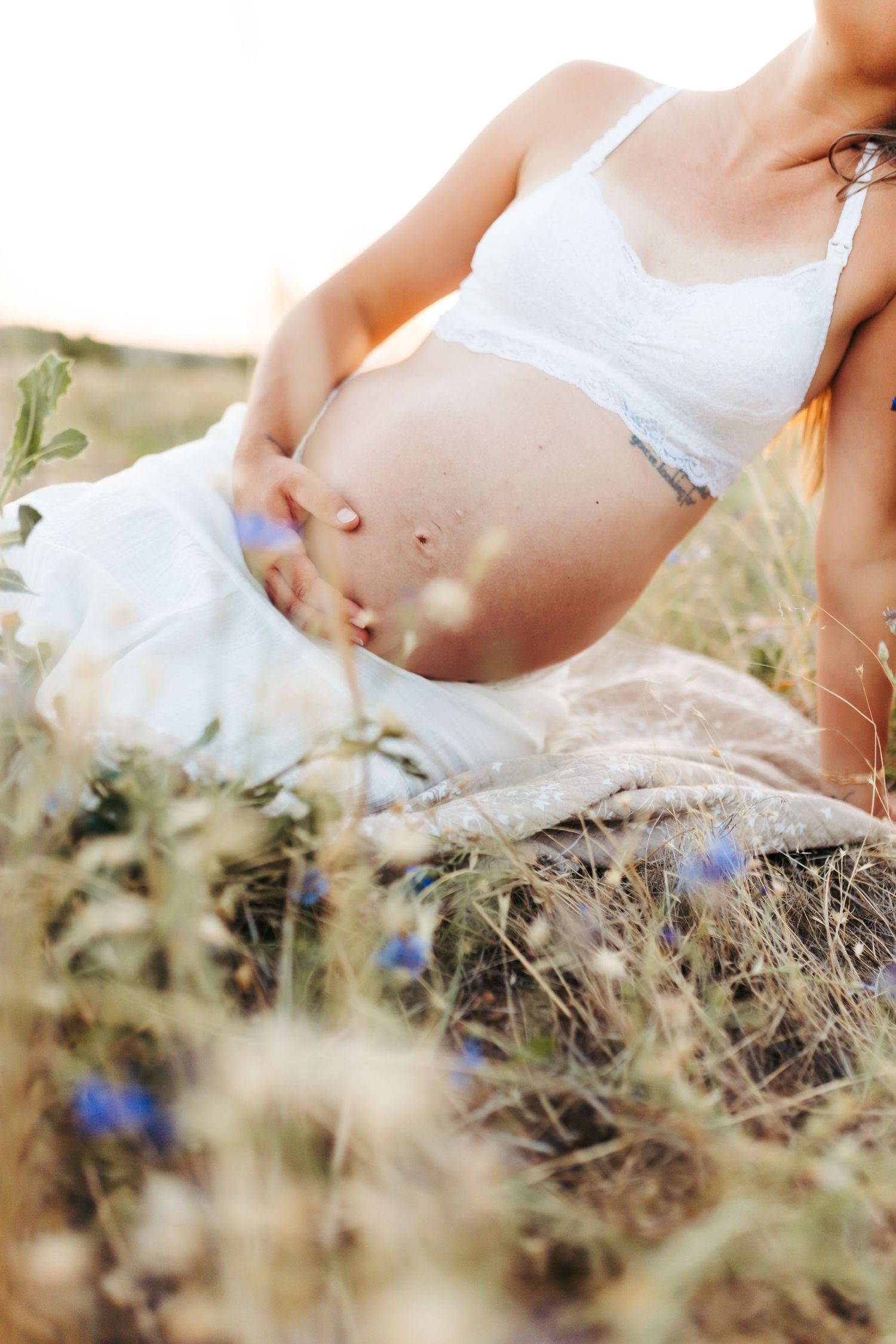 Young woman poses for maternity photoshoot in Boise