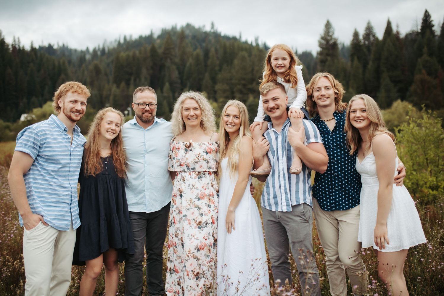 Family portrait in Cascade Idaho of a large group
