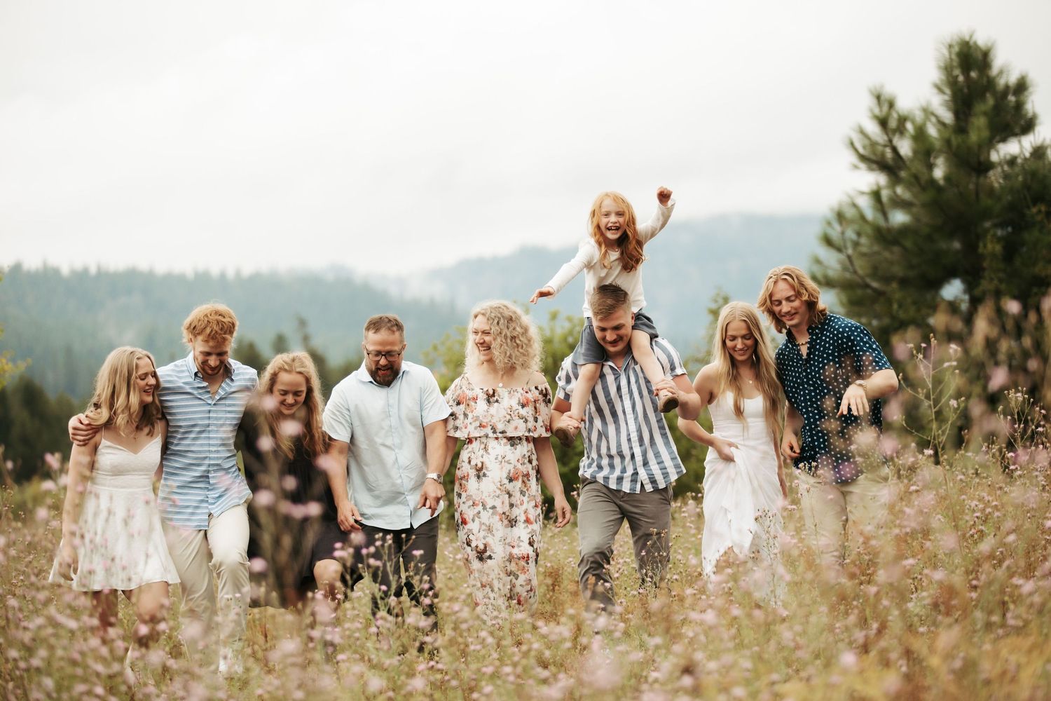 Large family photoshoot in Cascade Idaho